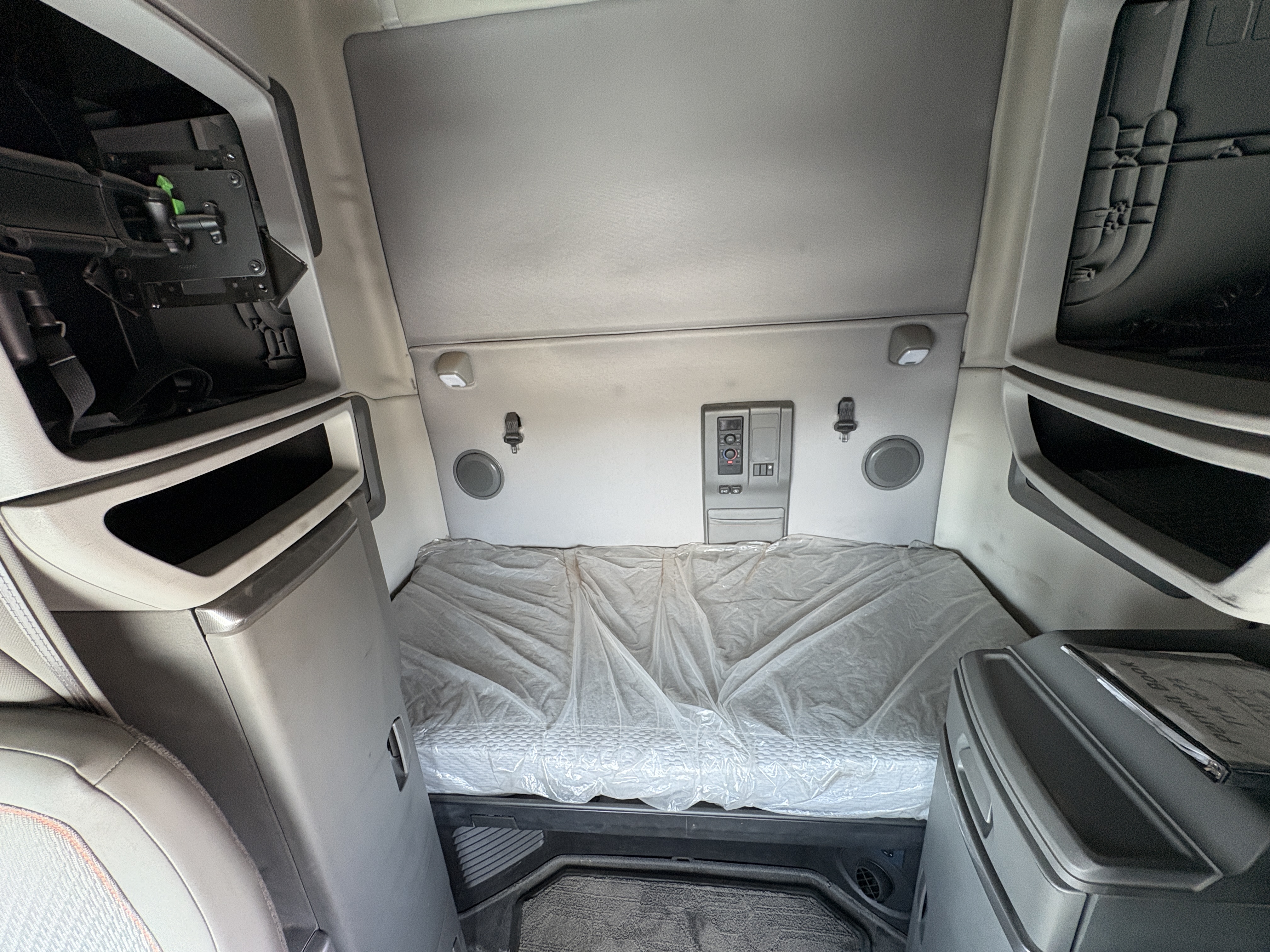 2022 Volvo - image 18