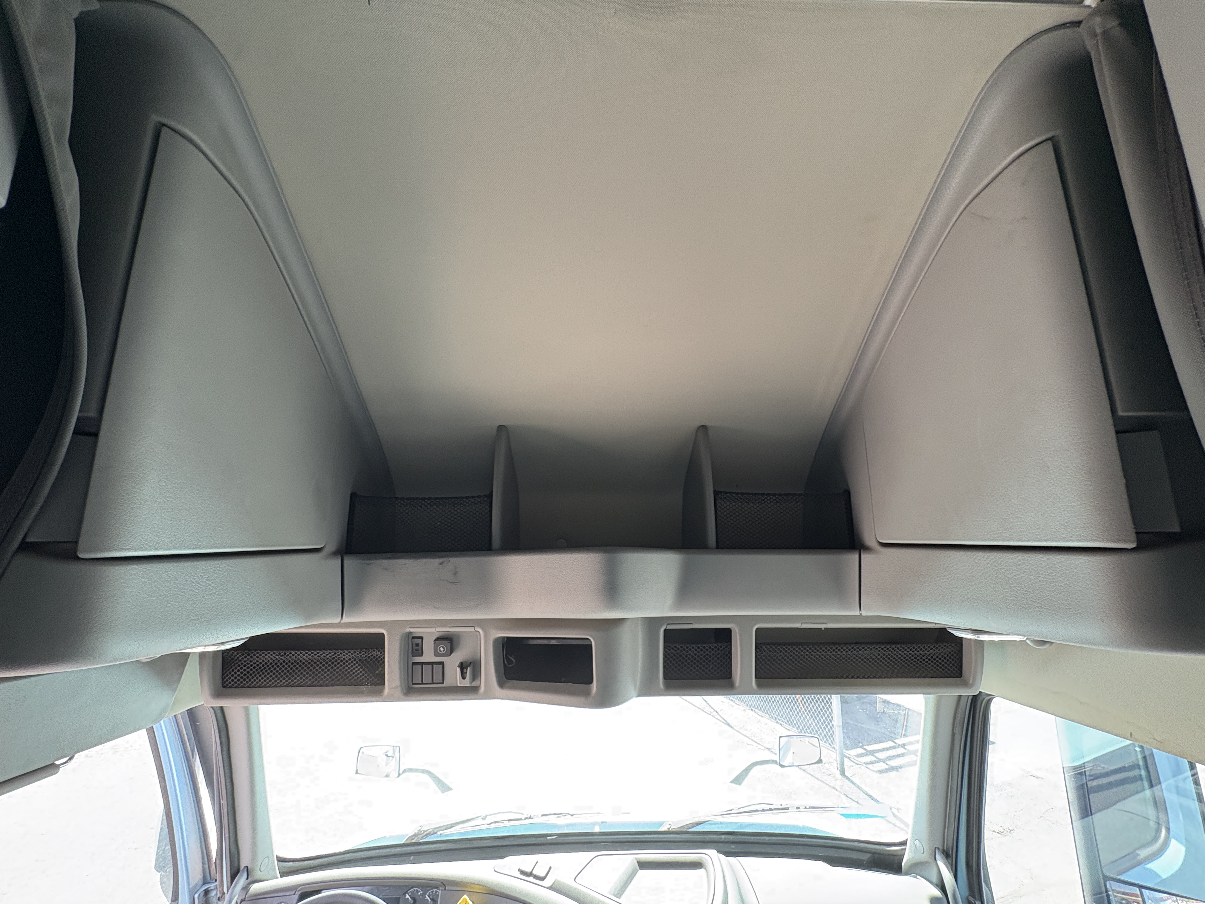 2022 Volvo - image 17