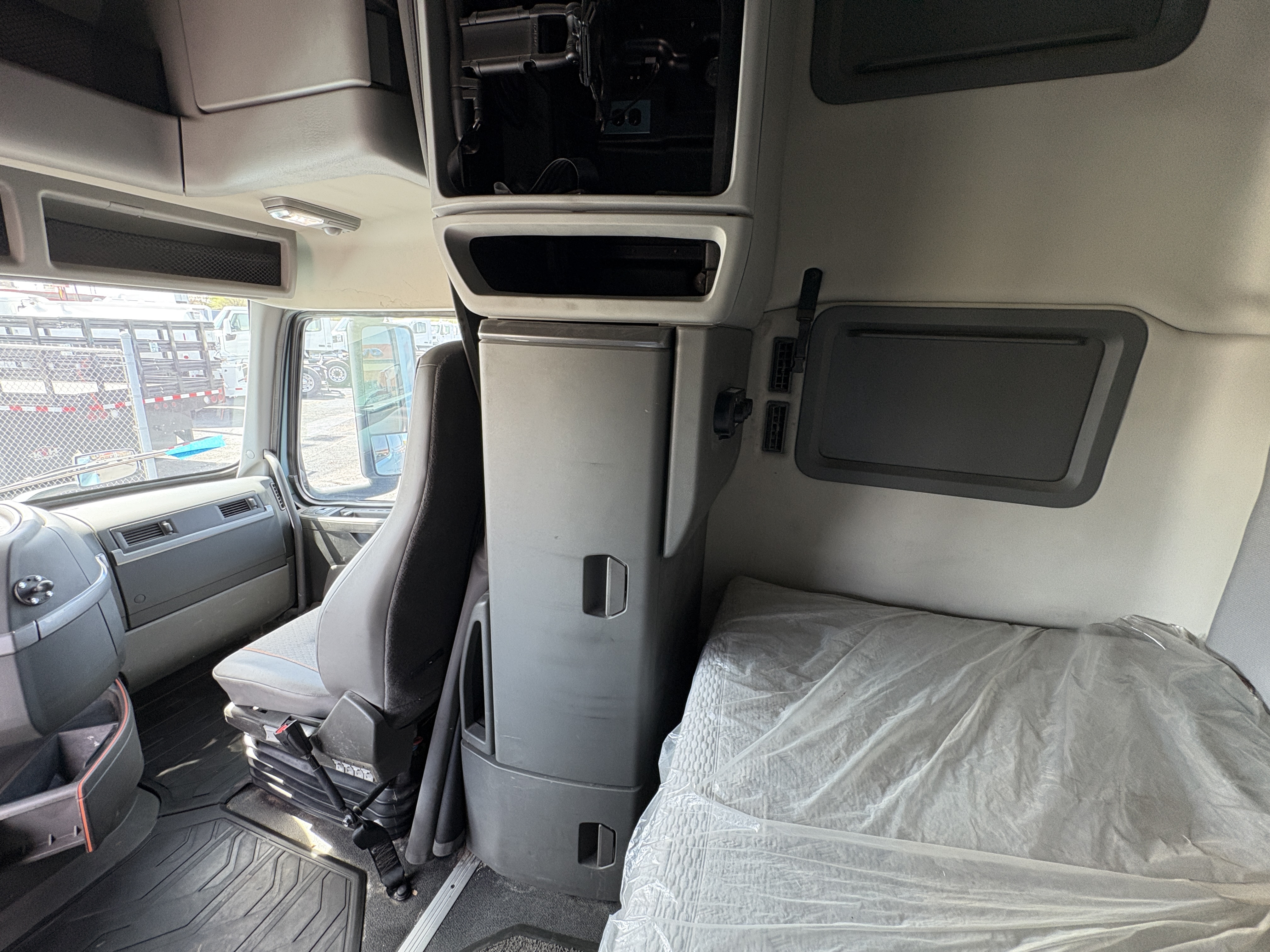 2022 Volvo - image 19