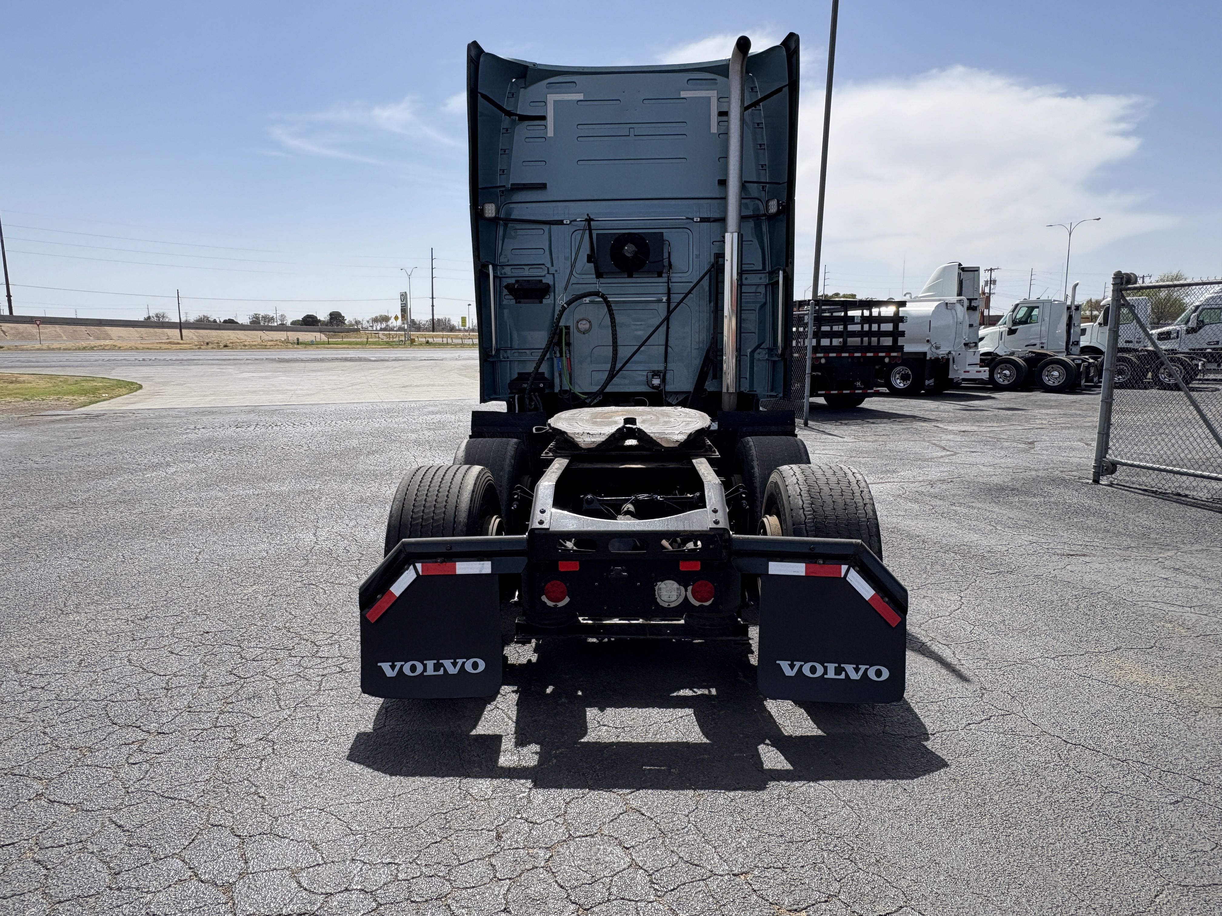 2022 Volvo - image 6