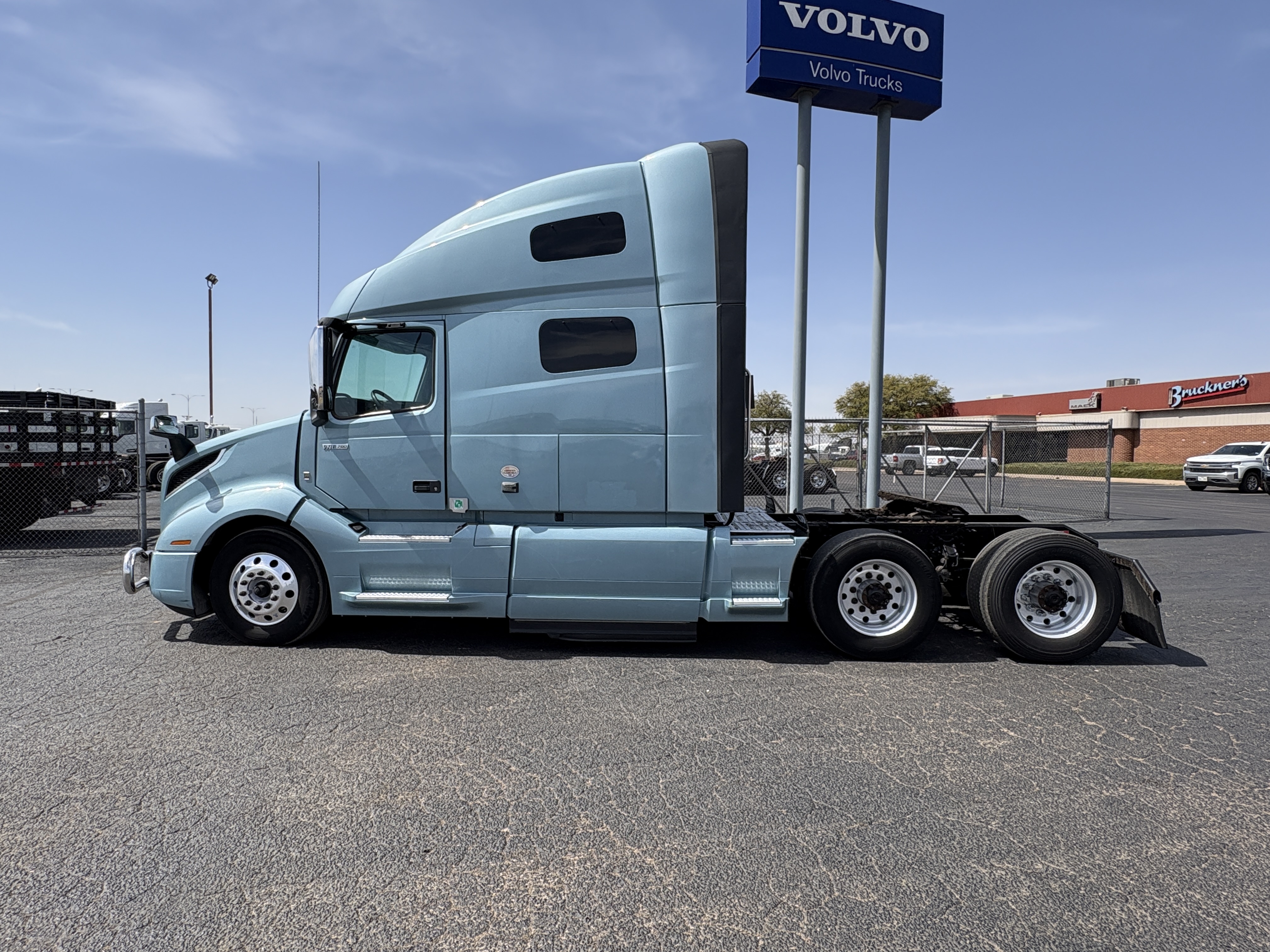 2022 Volvo - image 8