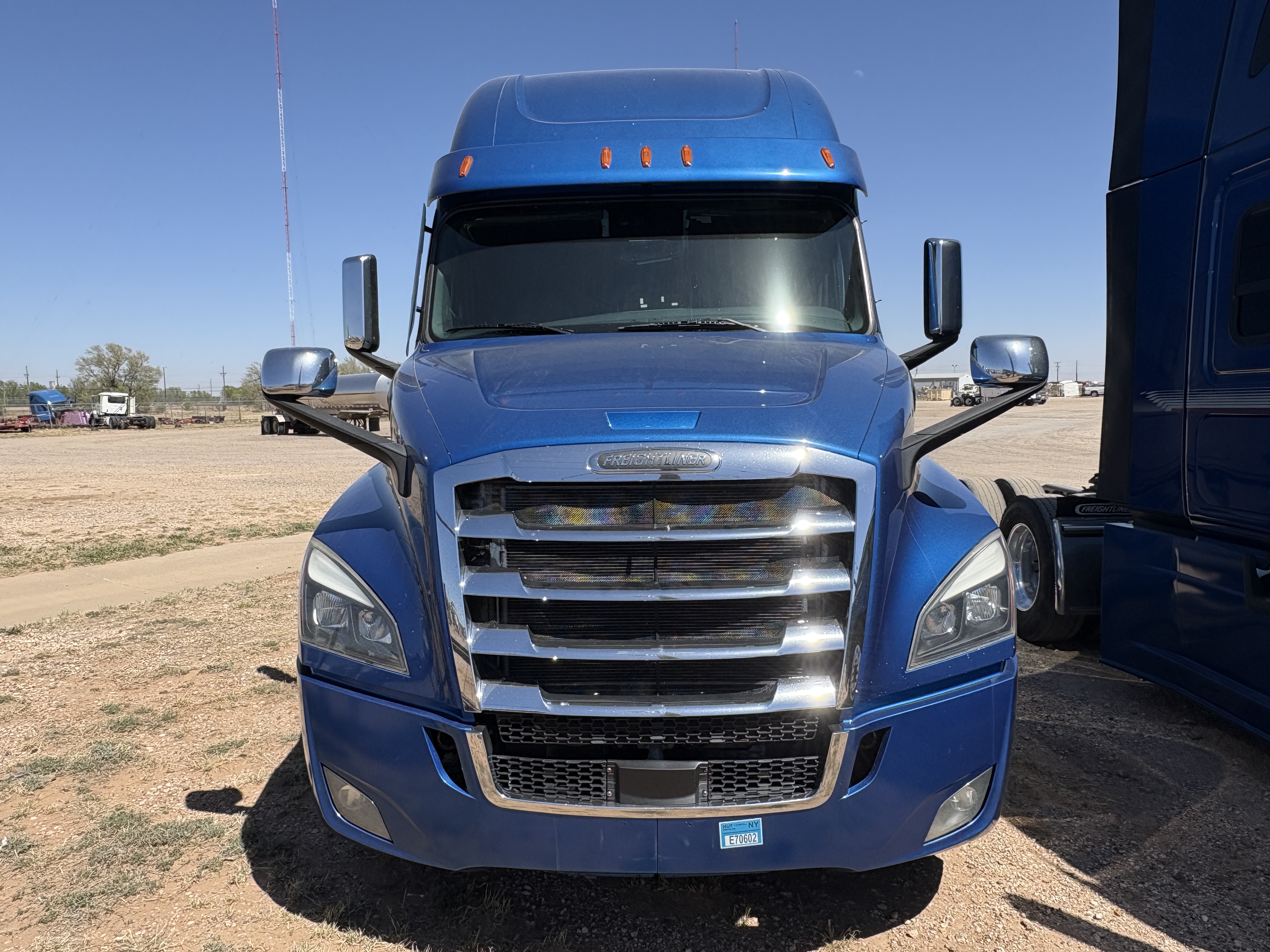 2022 Freightliner Cascadia - image 2