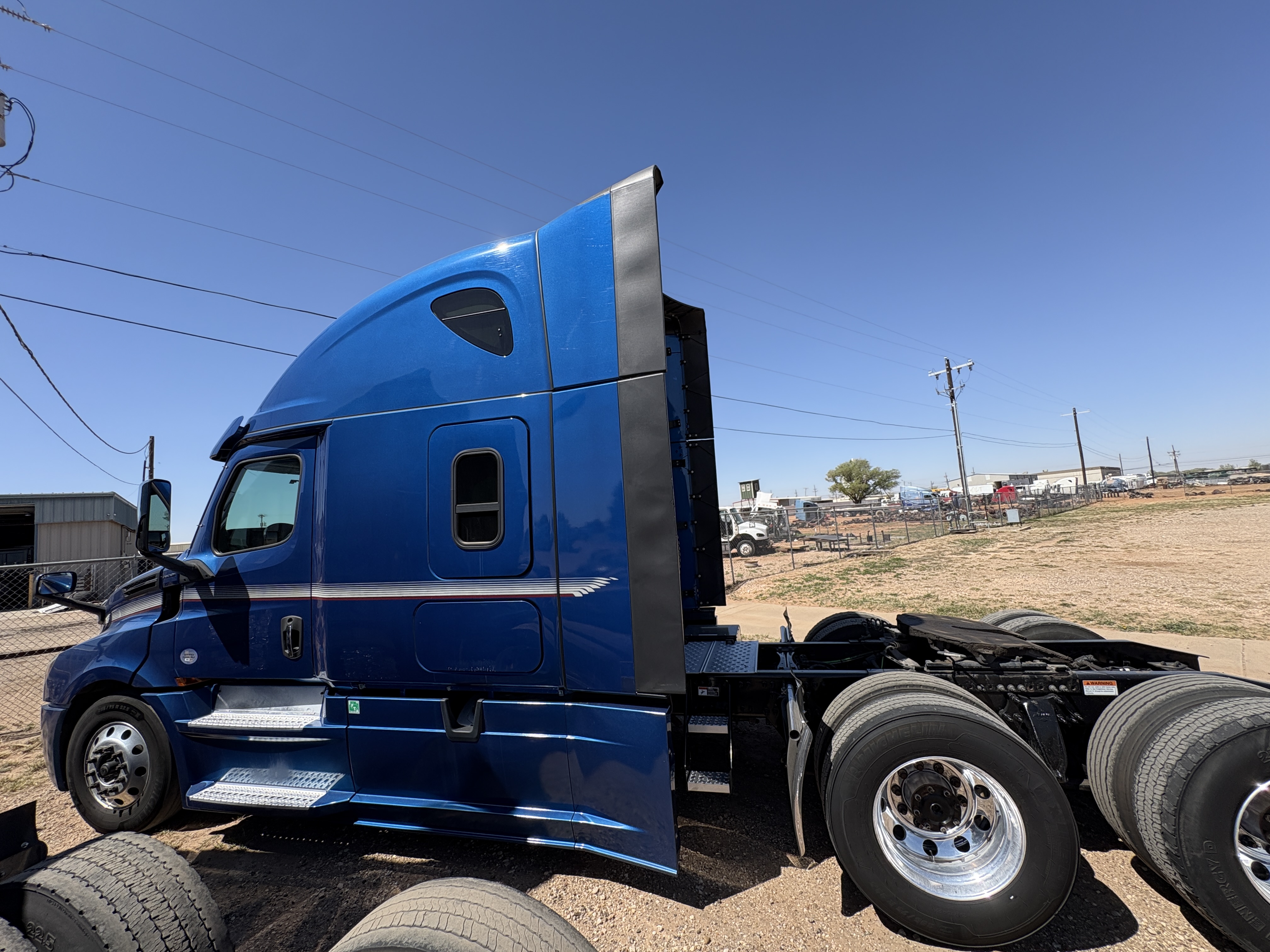 2022 Freightliner Cascadia - image 9