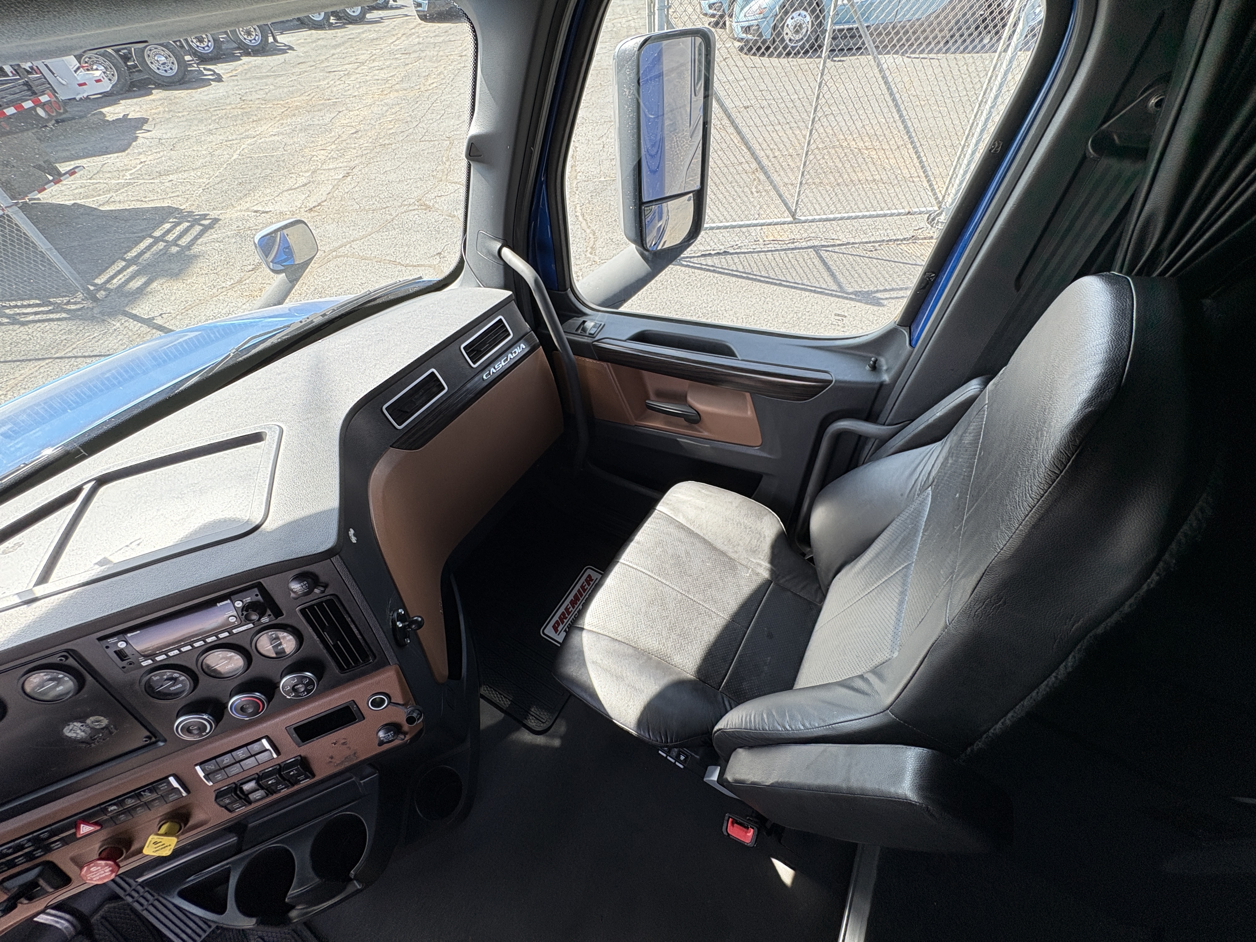 2022 Freightliner Cascadia - image 16