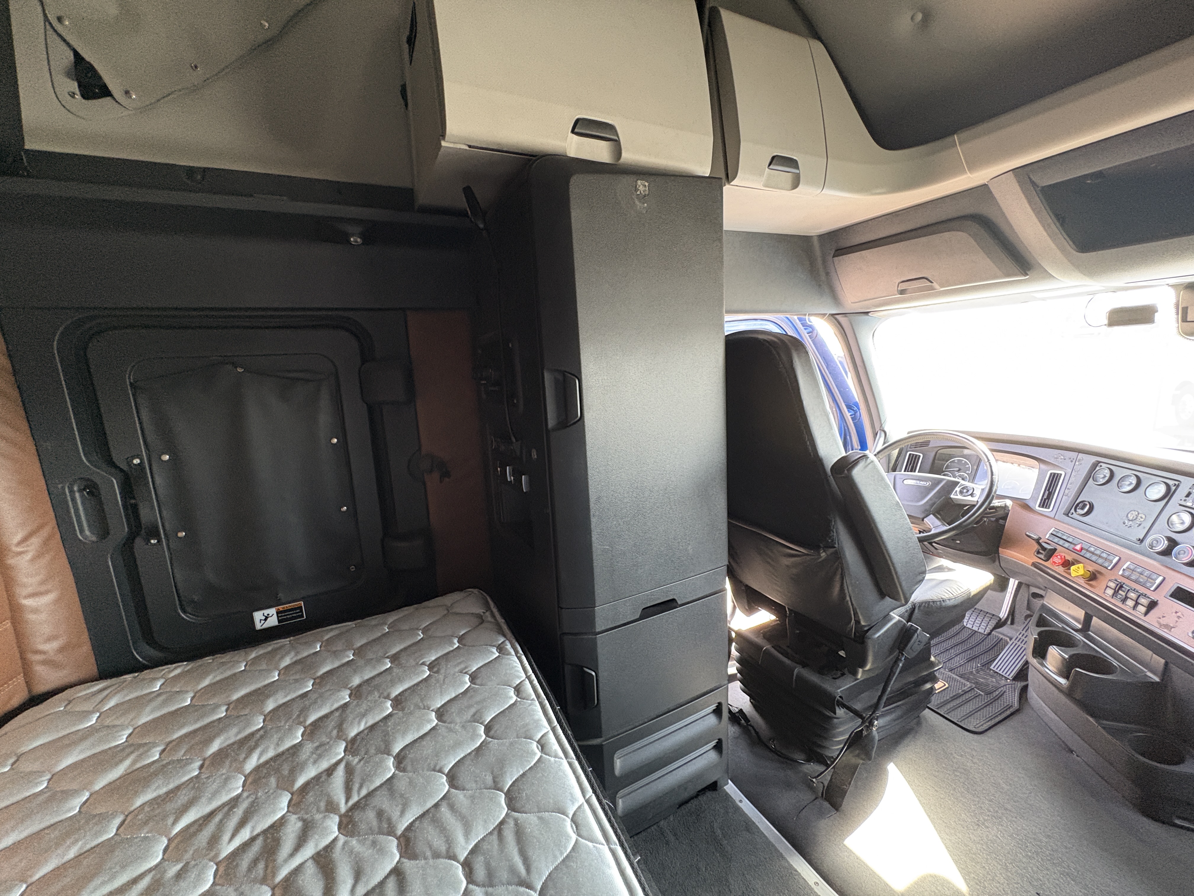 2022 Freightliner Cascadia - image 21