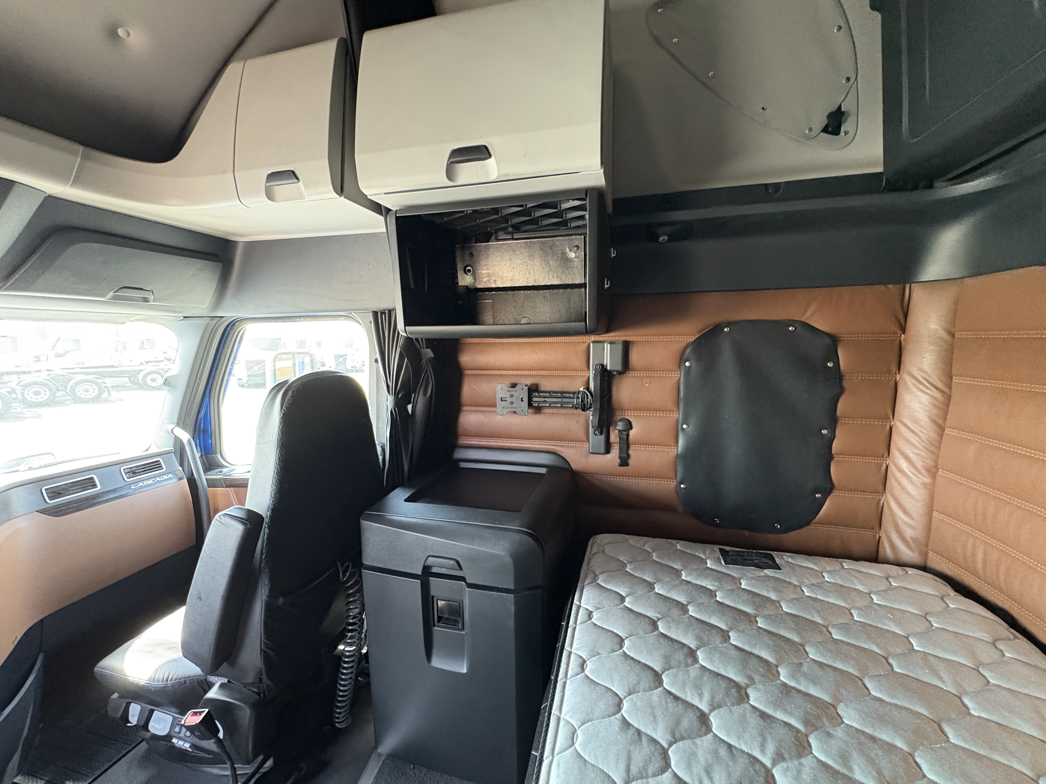 2022 Freightliner Cascadia - image 22