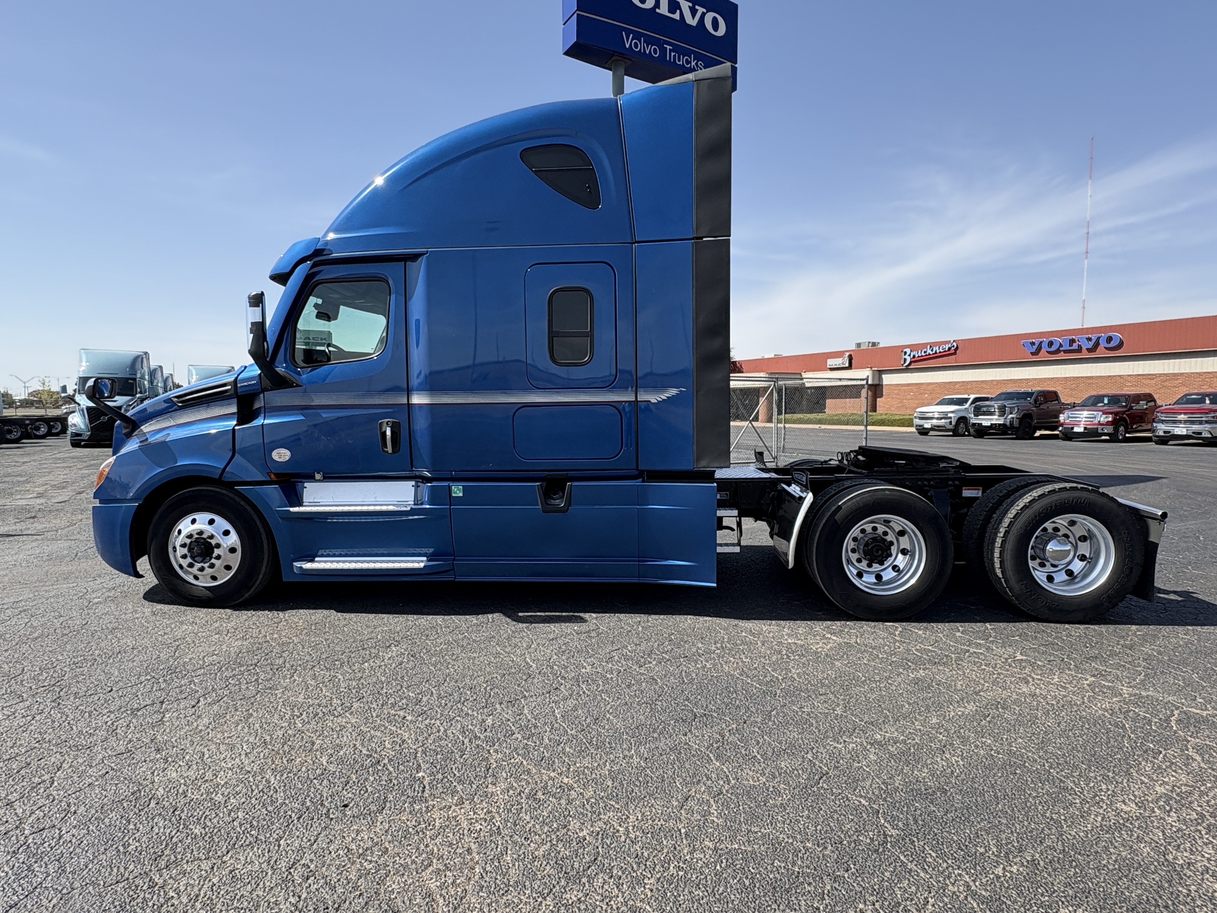 2022 Freightliner Cascadia - image 9