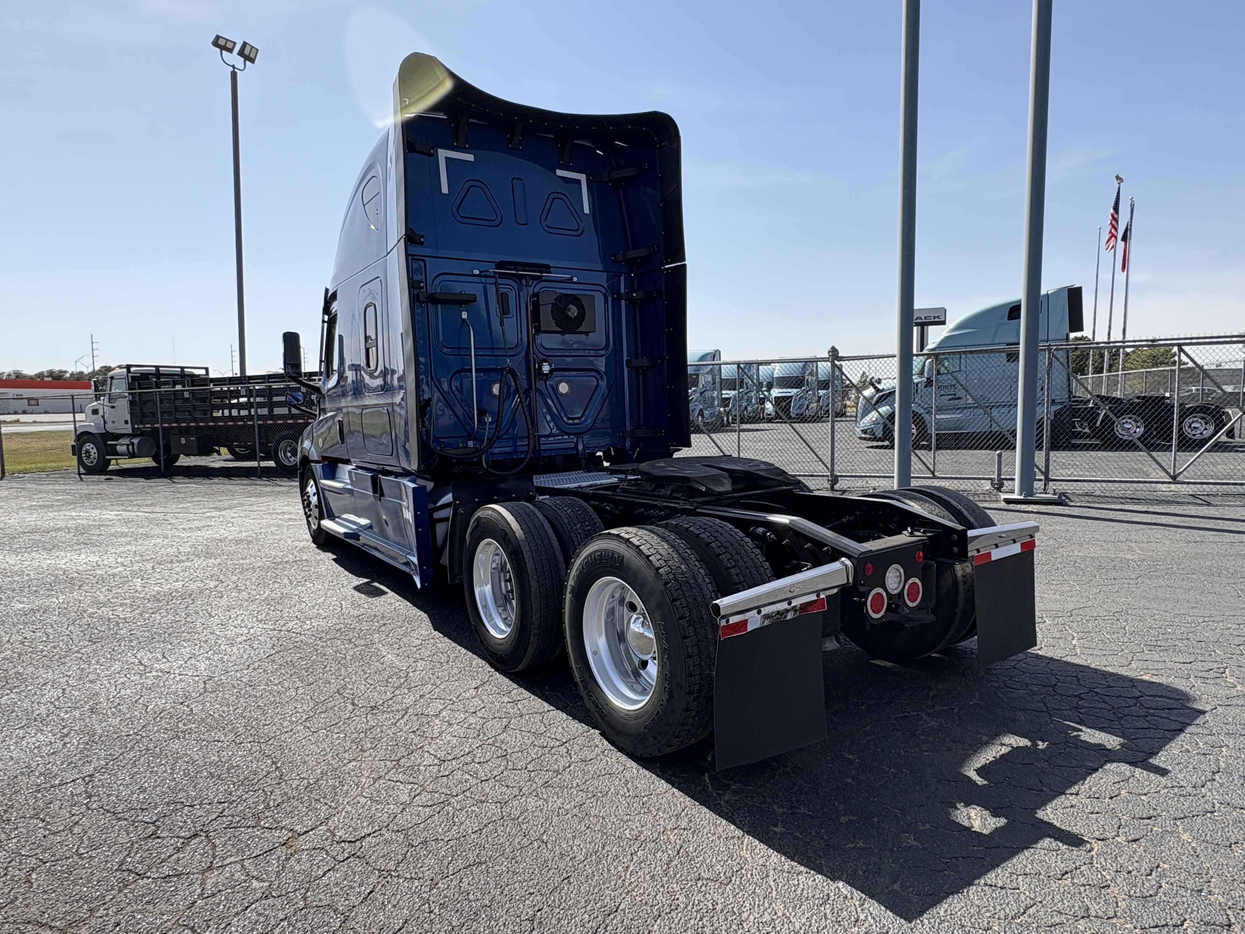 2022 Freightliner Cascadia - image 8