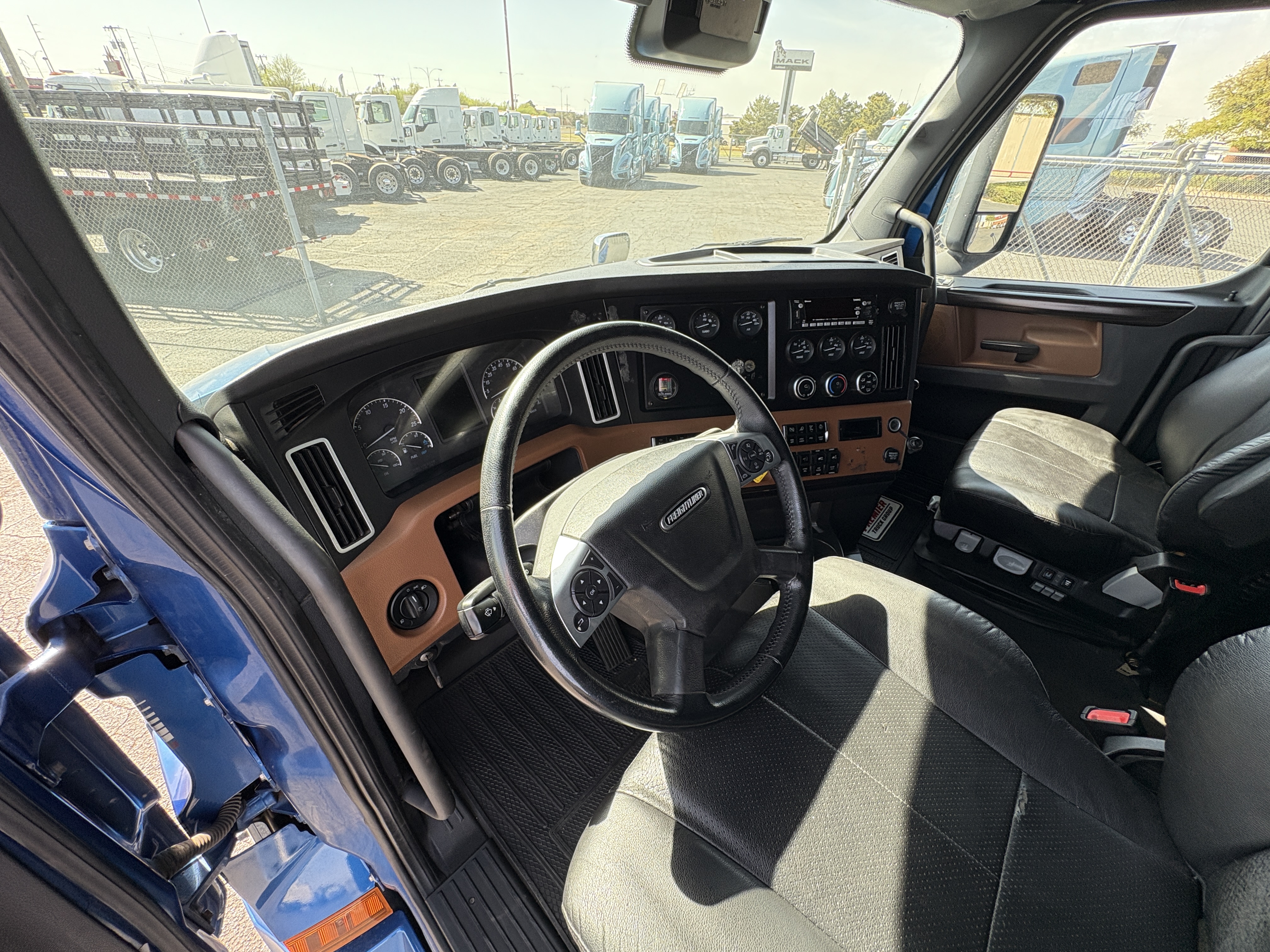 2022 Freightliner Cascadia - image 14