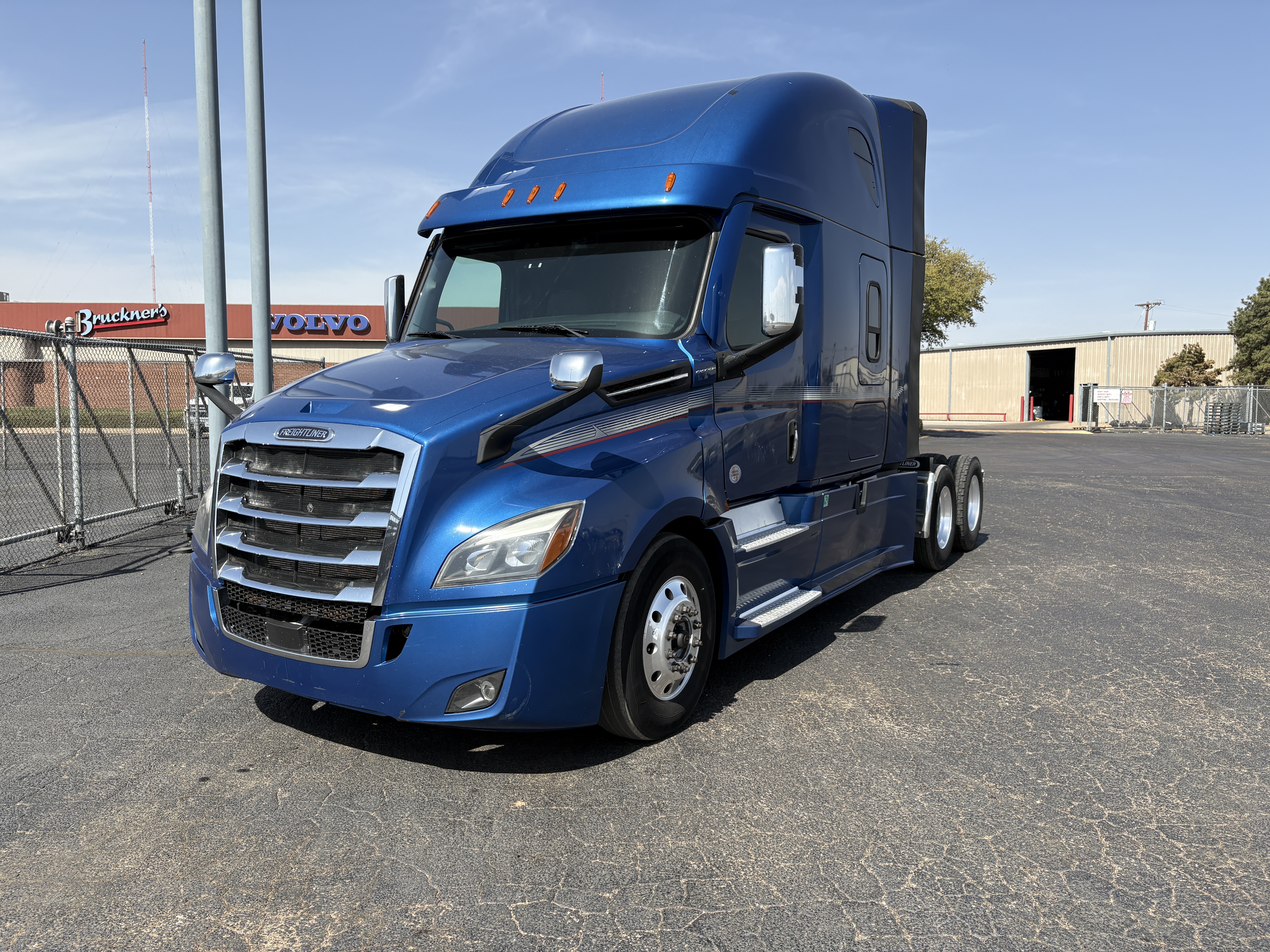 2022 Freightliner Cascadia - image 1