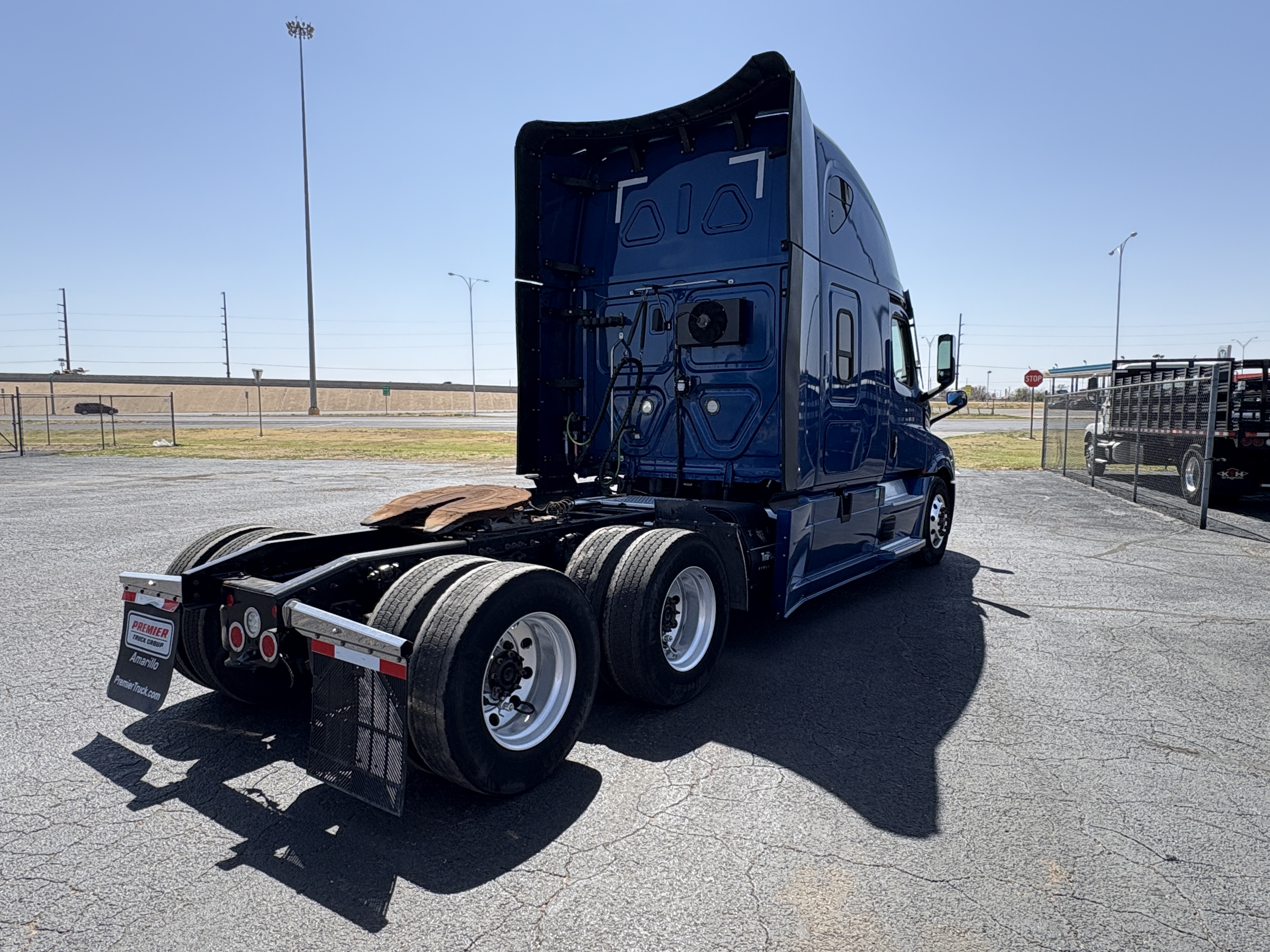 2022 Freightliner Cascadia - image 5