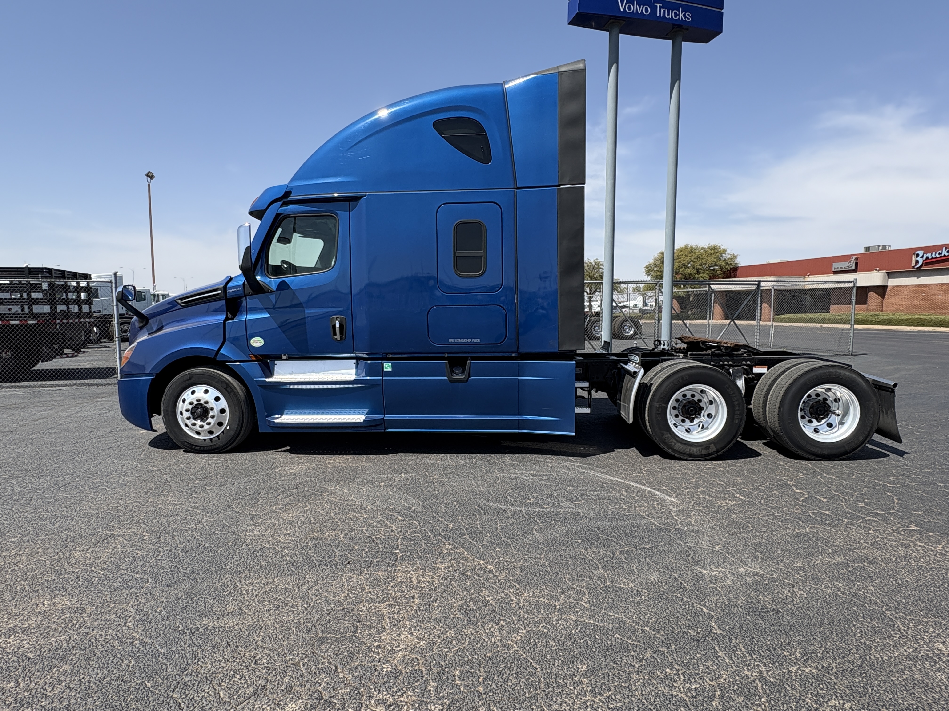 2022 Freightliner Cascadia - image 10