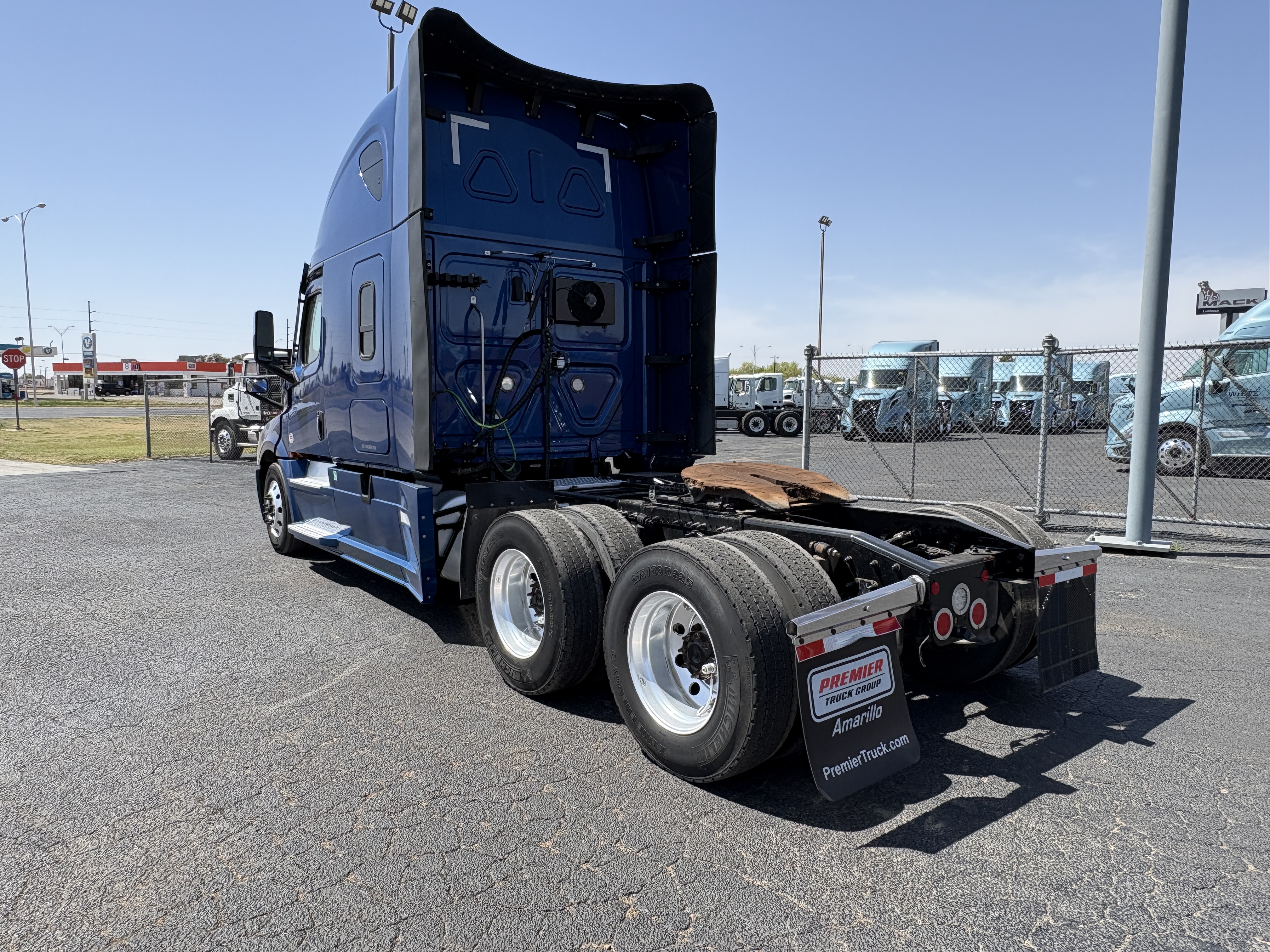 2022 Freightliner Cascadia - image 8