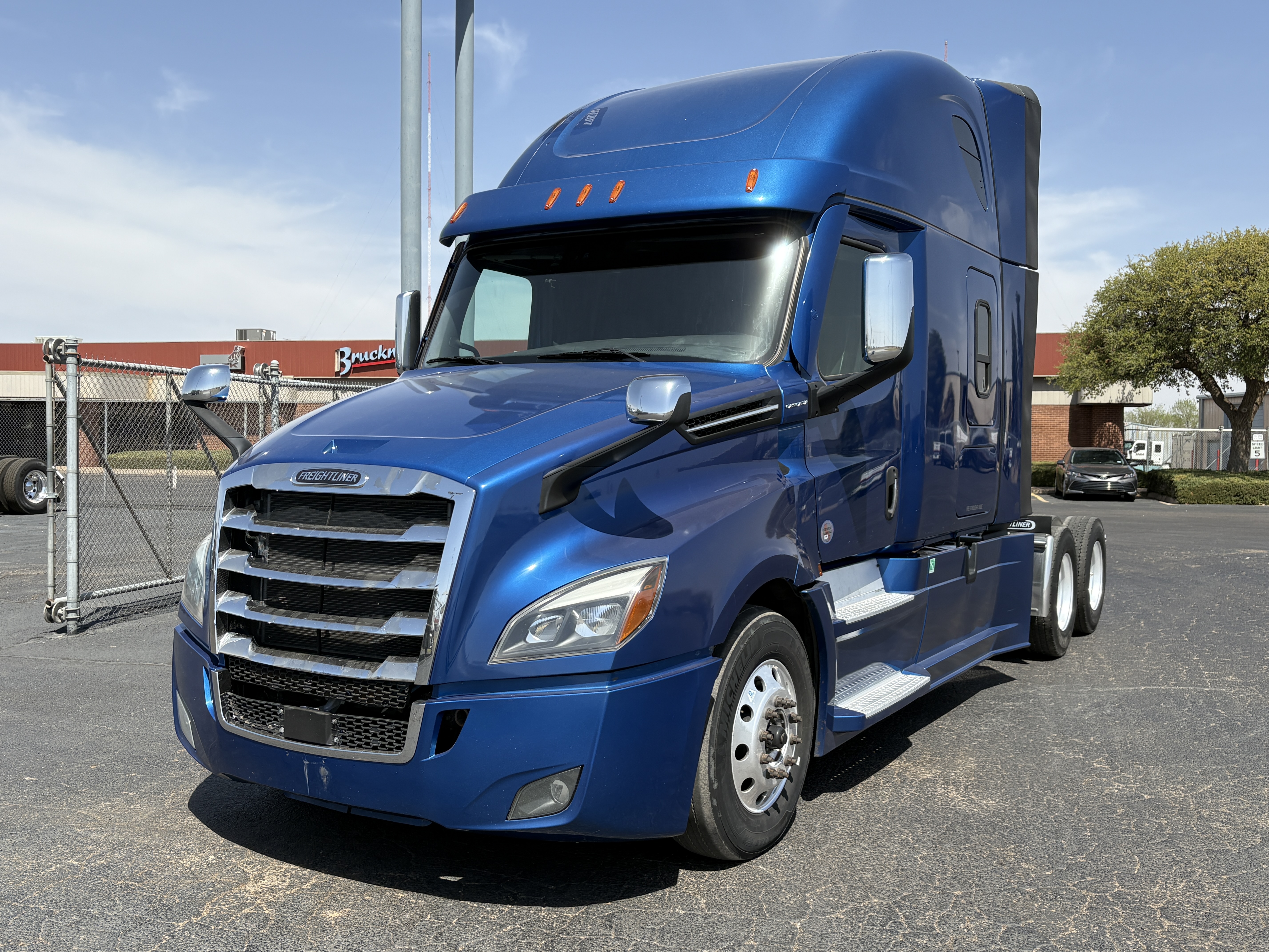 2022 Freightliner Cascadia - image 1