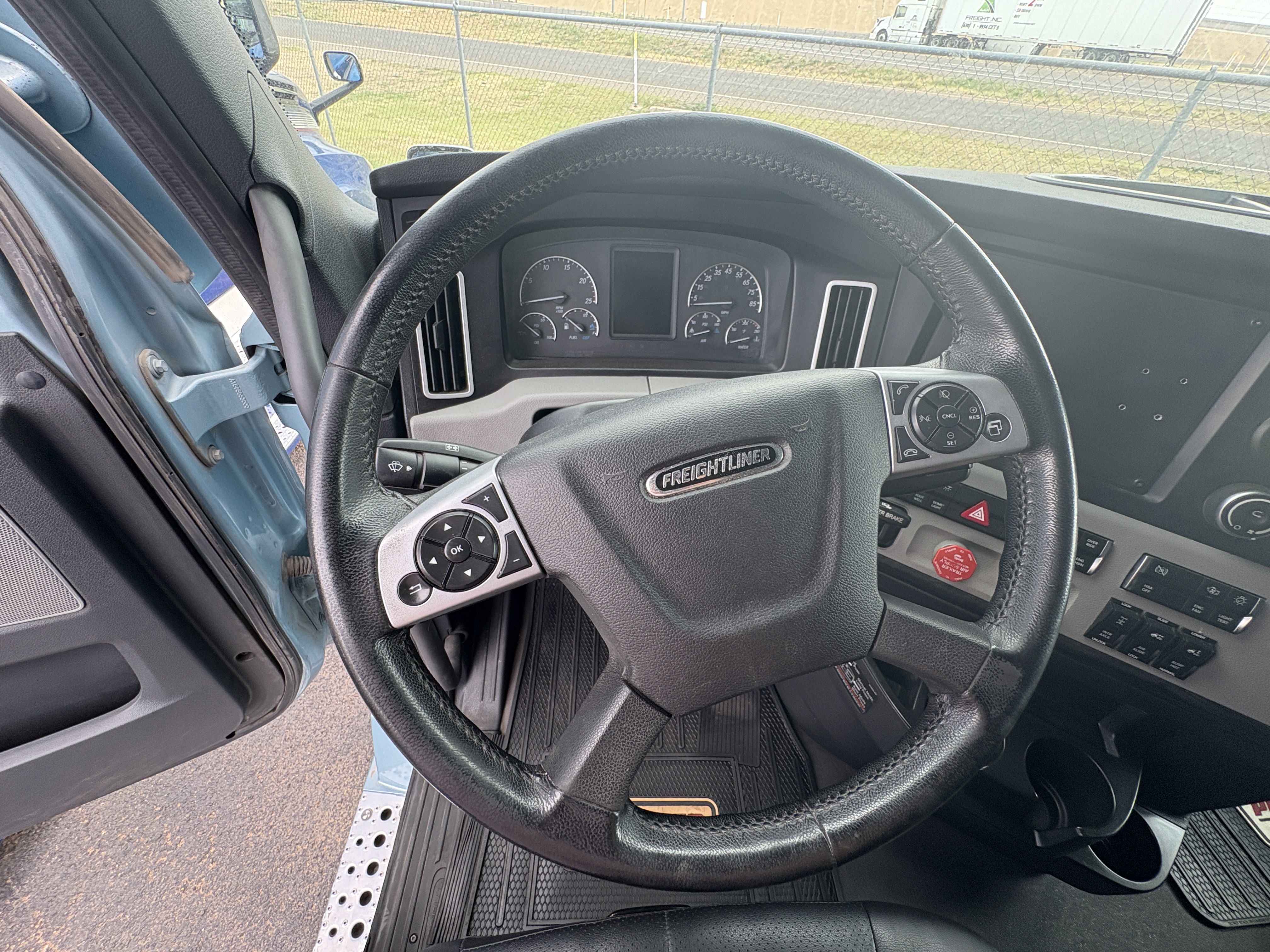 2023 Freightliner Cascadia - image 17