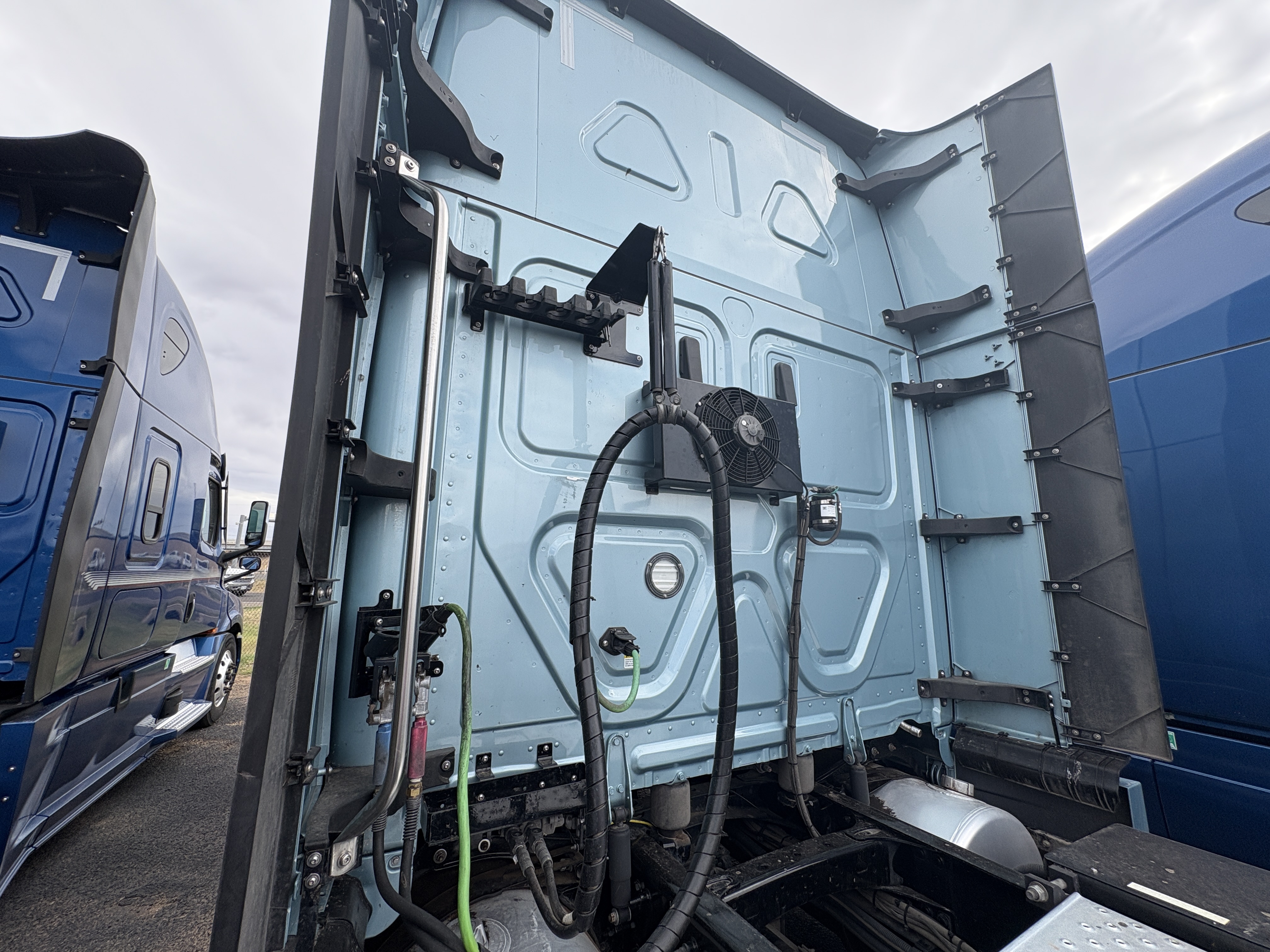 2023 Freightliner Cascadia - image 11