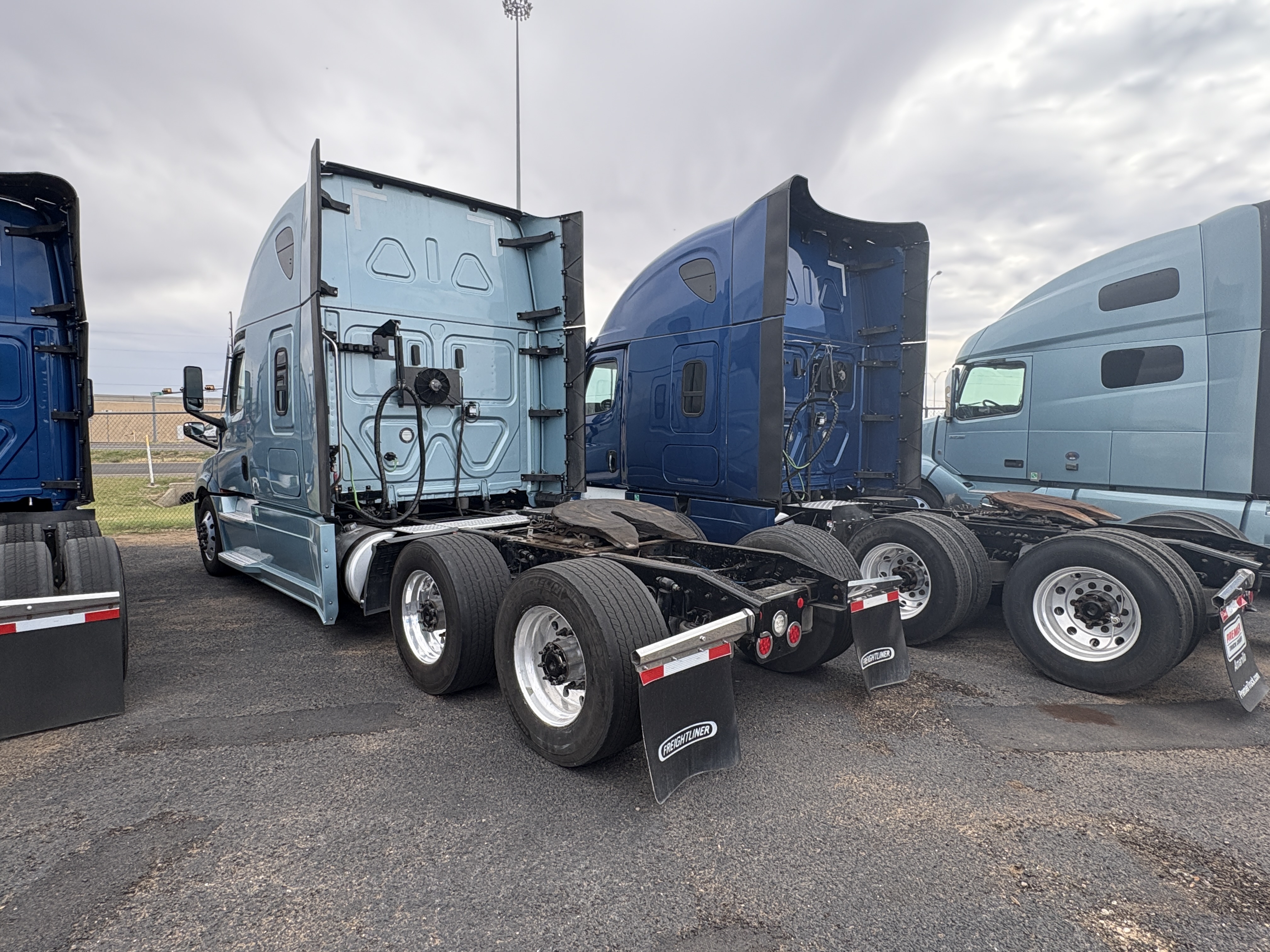 2023 Freightliner Cascadia - image 9
