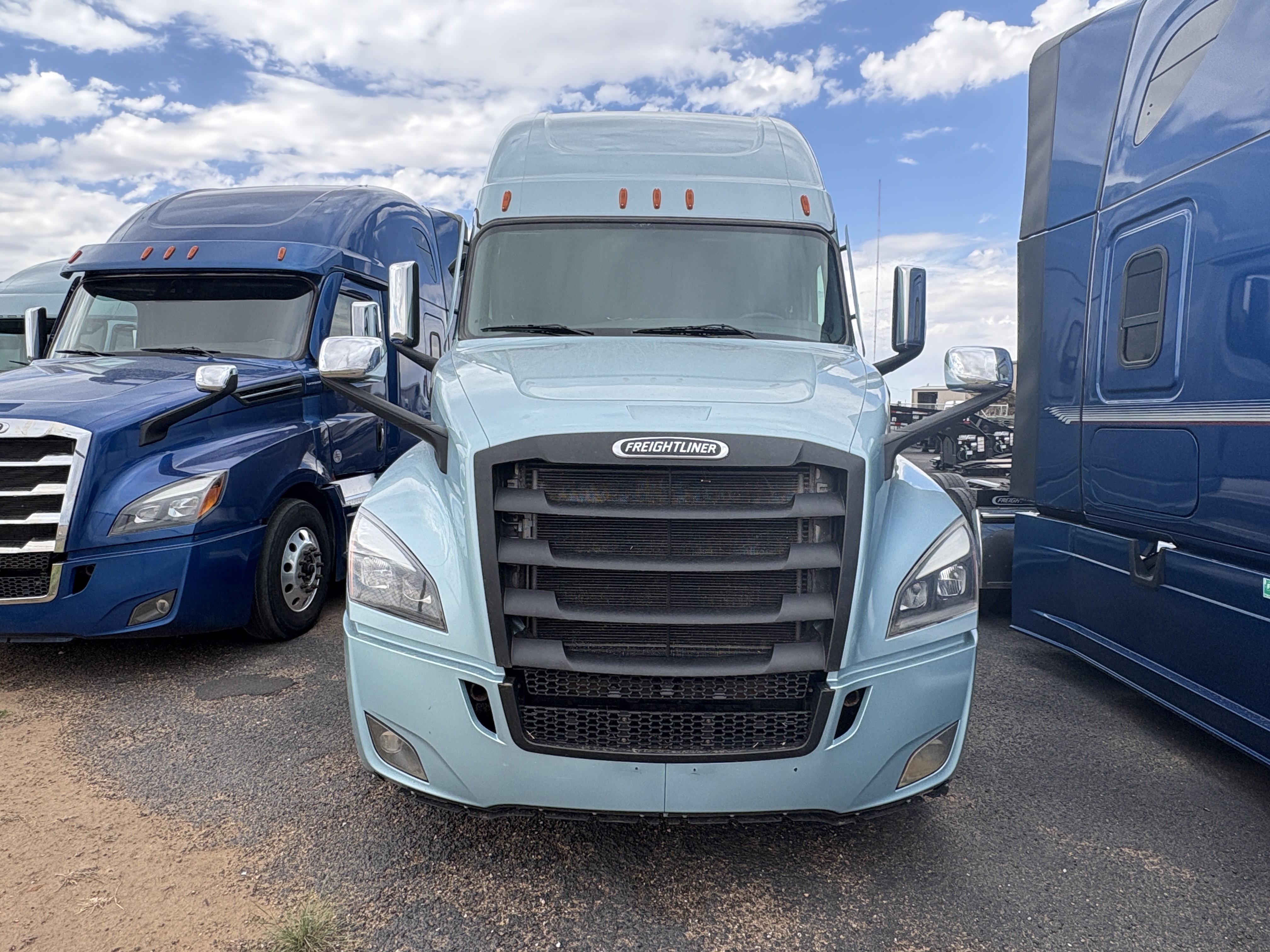 2023 Freightliner Cascadia - image 2
