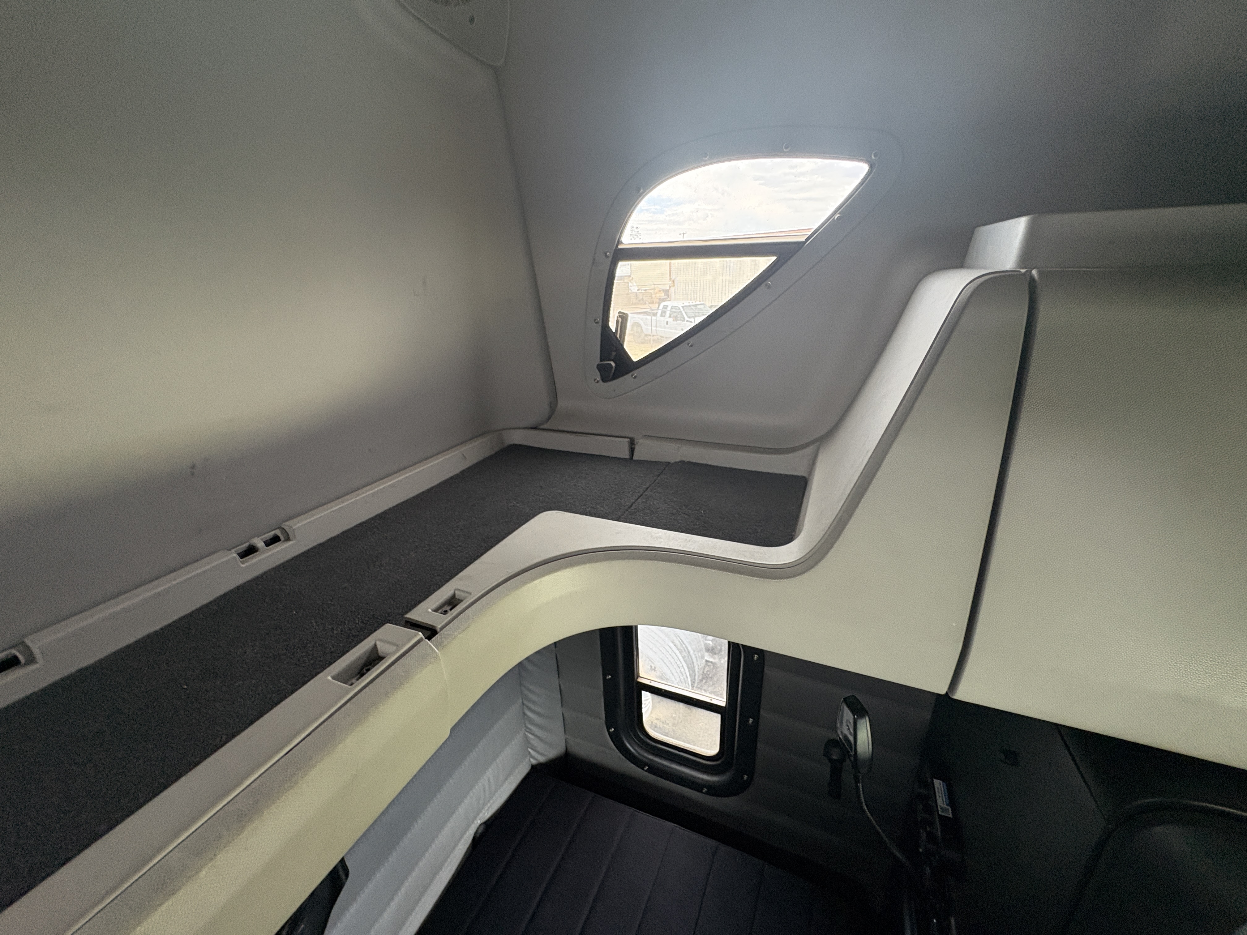 2023 Freightliner Cascadia - image 24