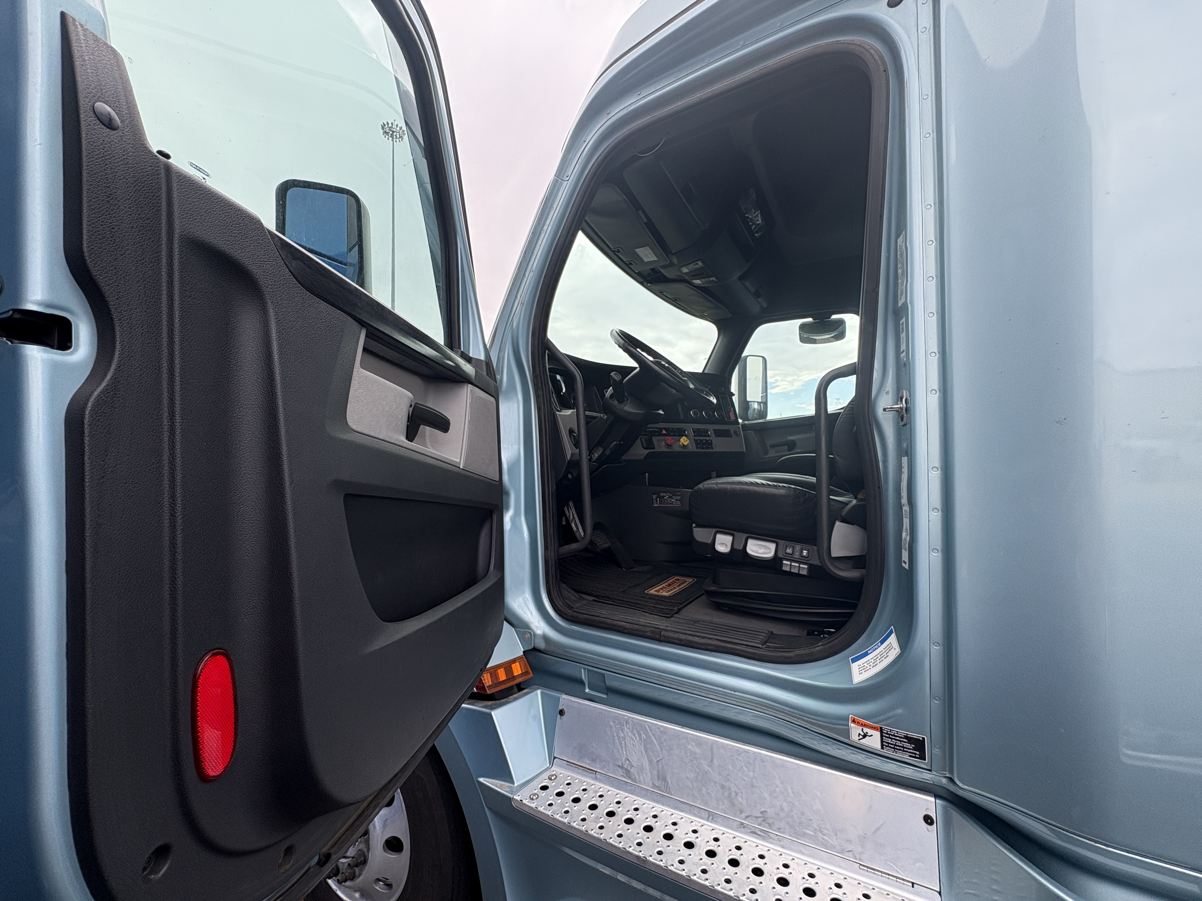 2023 Freightliner Cascadia - image 15