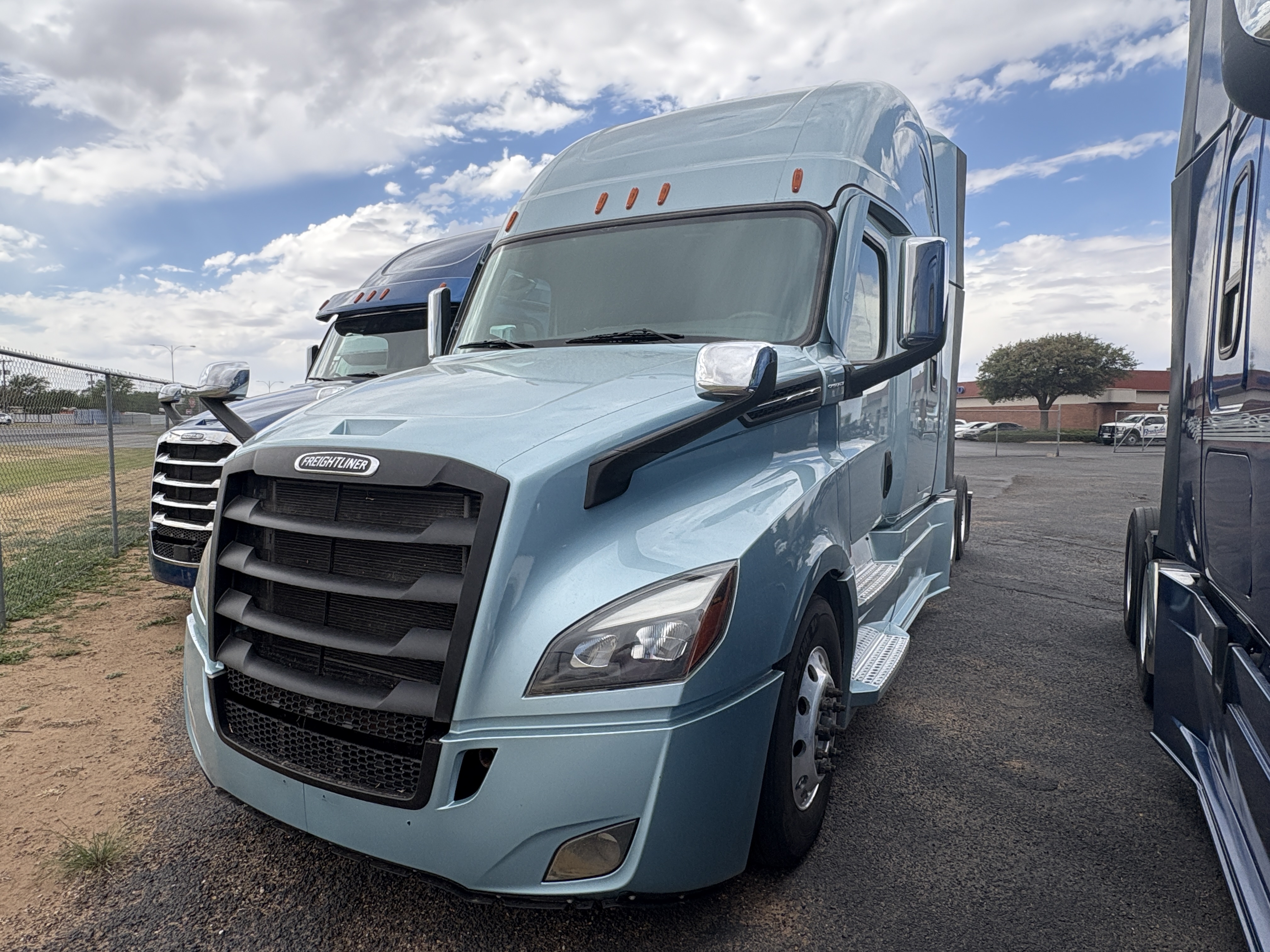 2023 Freightliner Cascadia - image 1