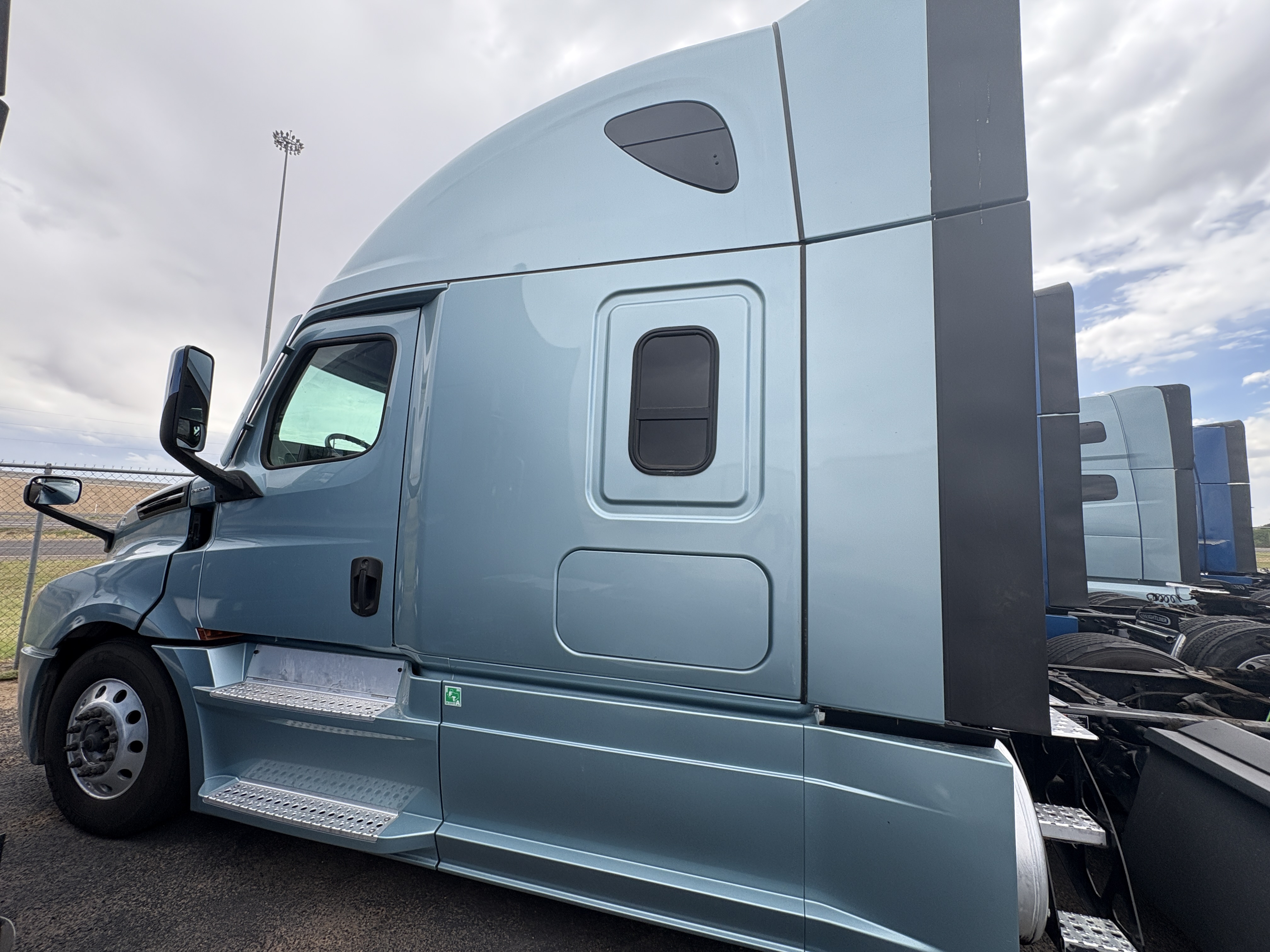 2023 Freightliner Cascadia - image 12