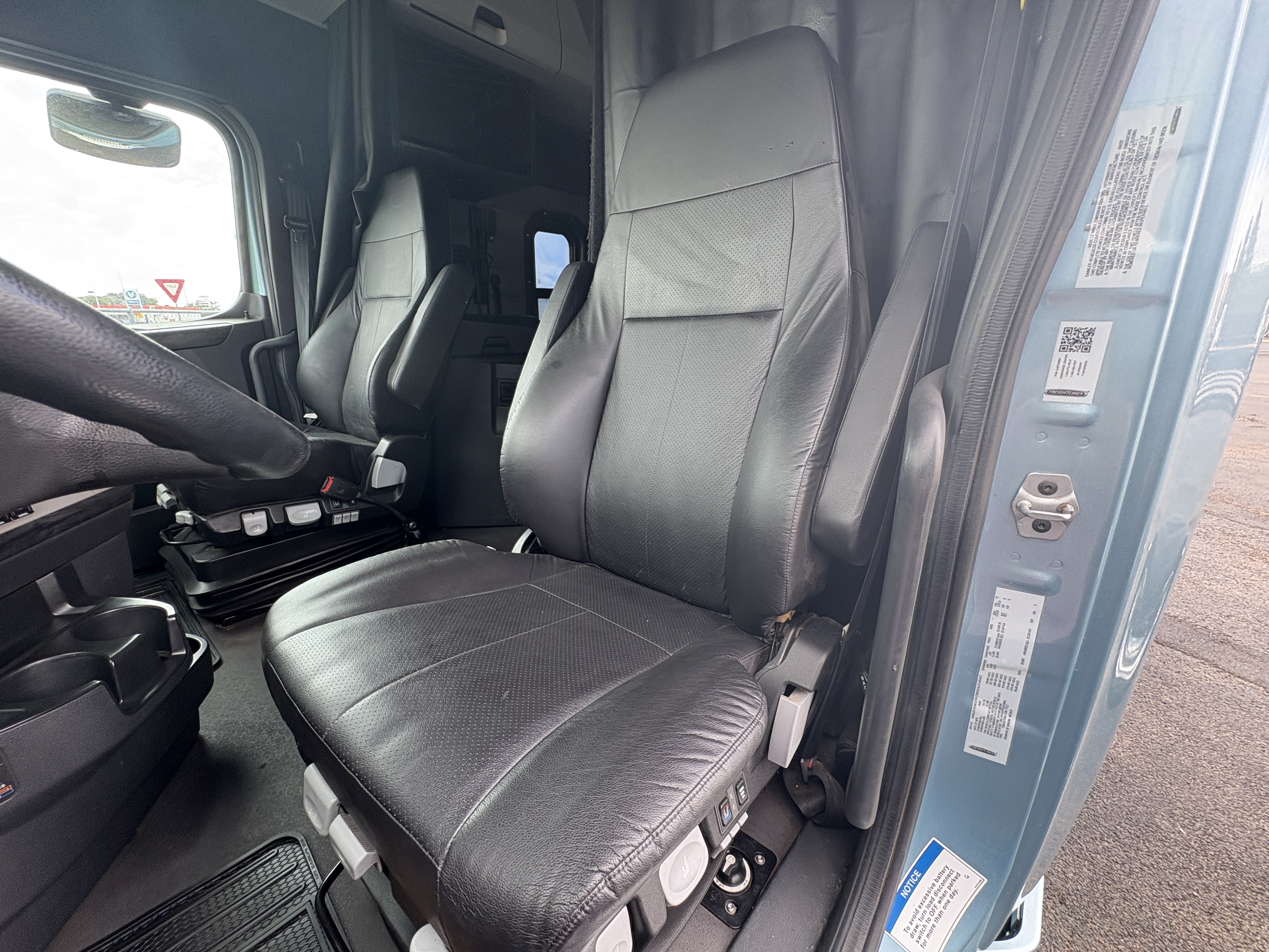 2023 Freightliner Cascadia - image 16