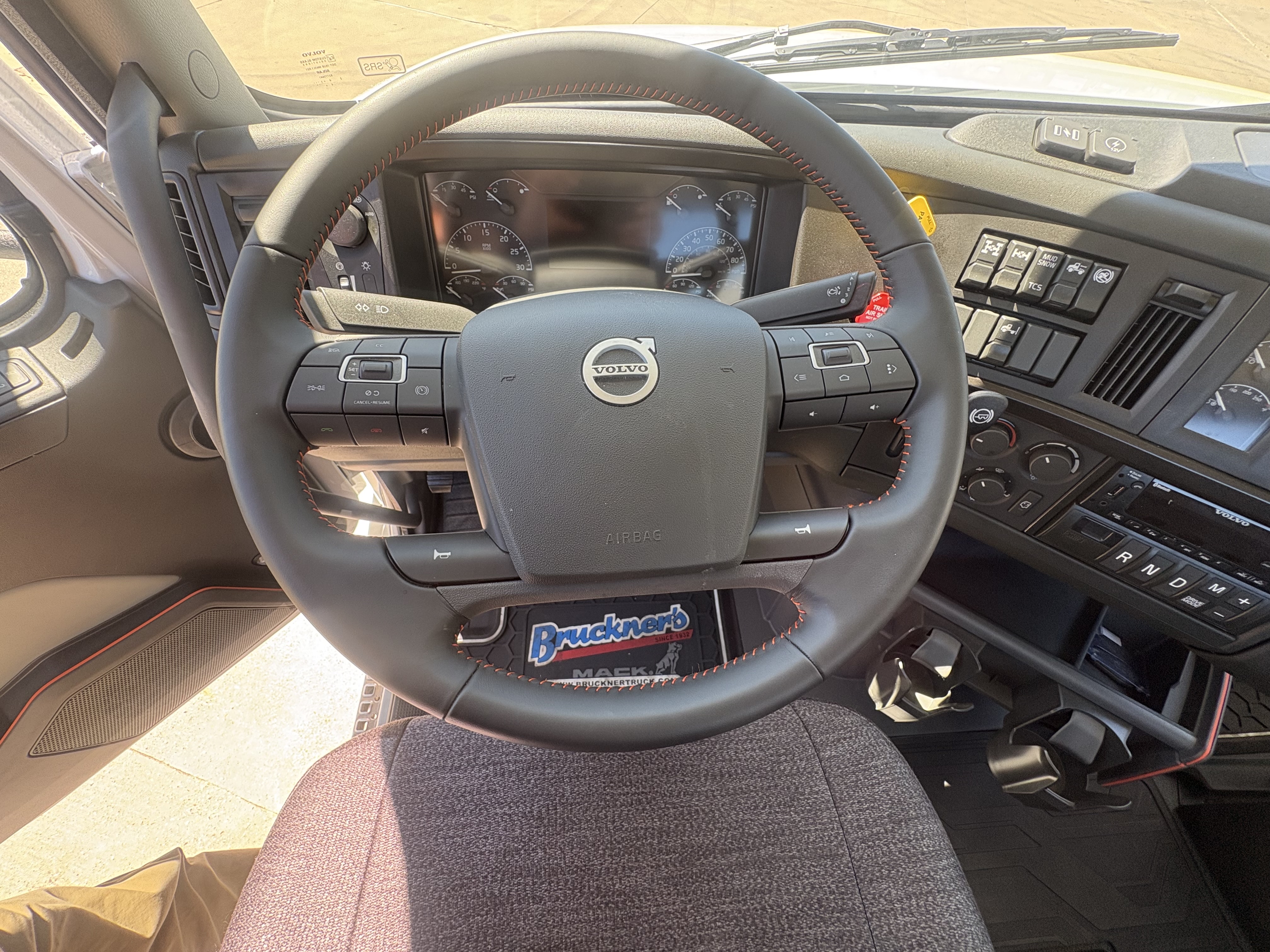 2027 Volvo - image 11