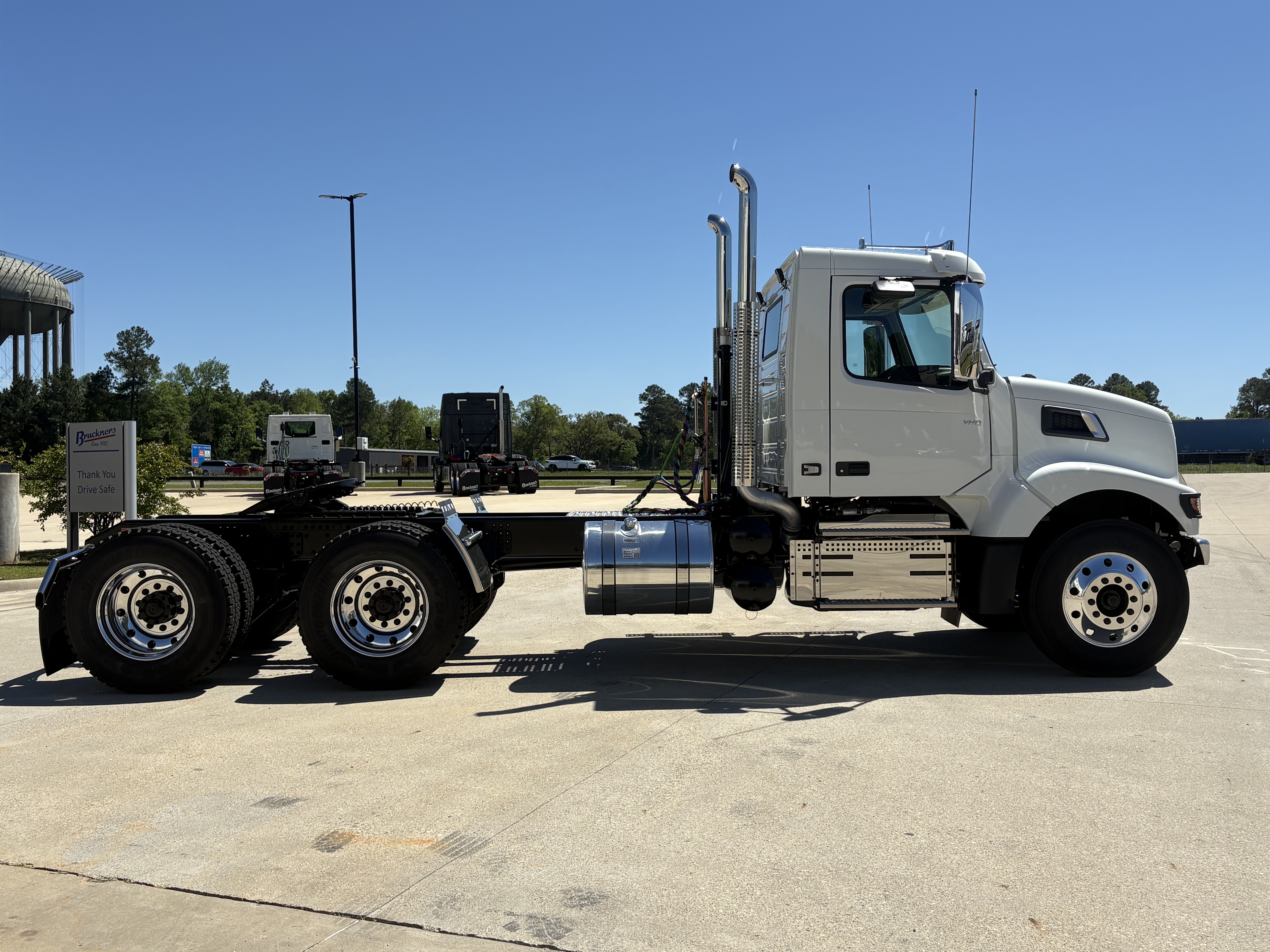 2027 Volvo - image 4