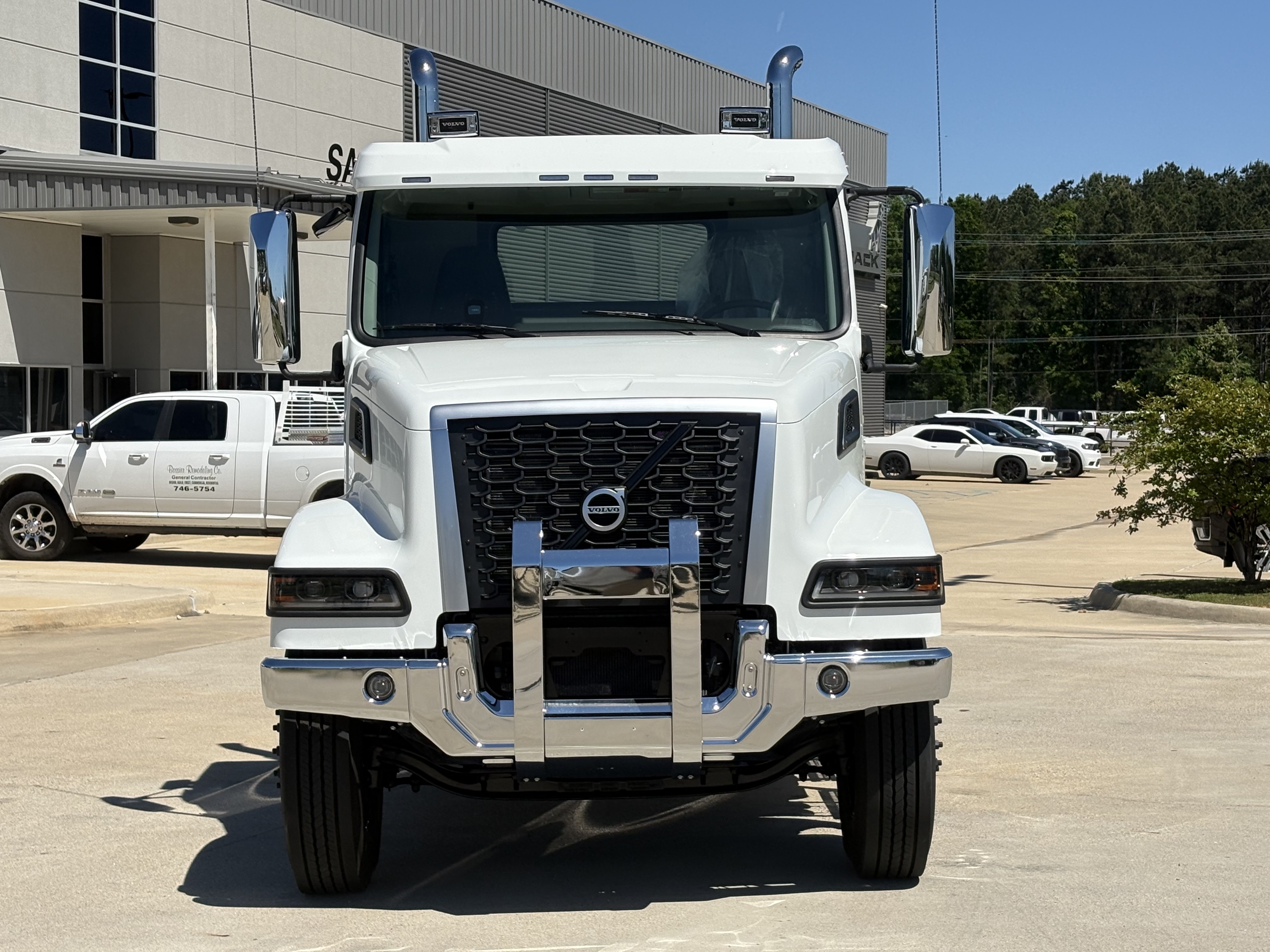 2027 Volvo - image 2