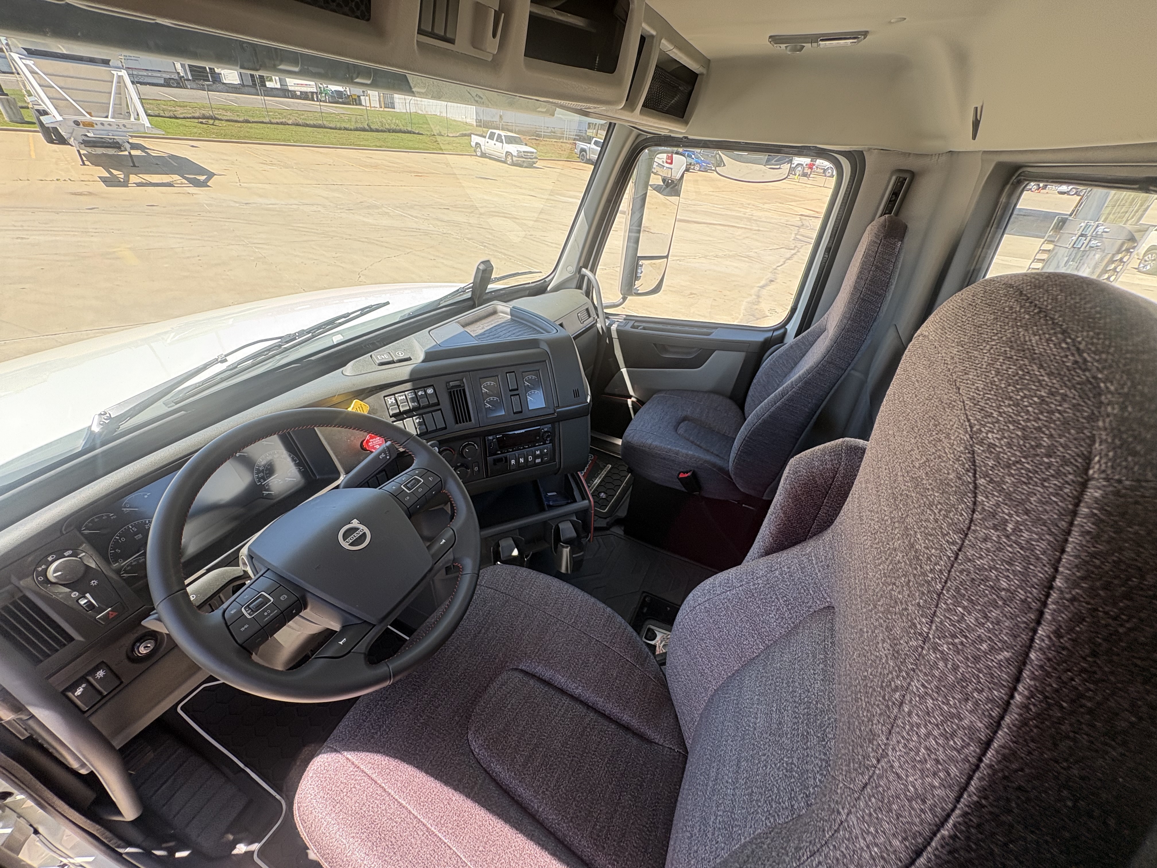 2027 Volvo - image 10