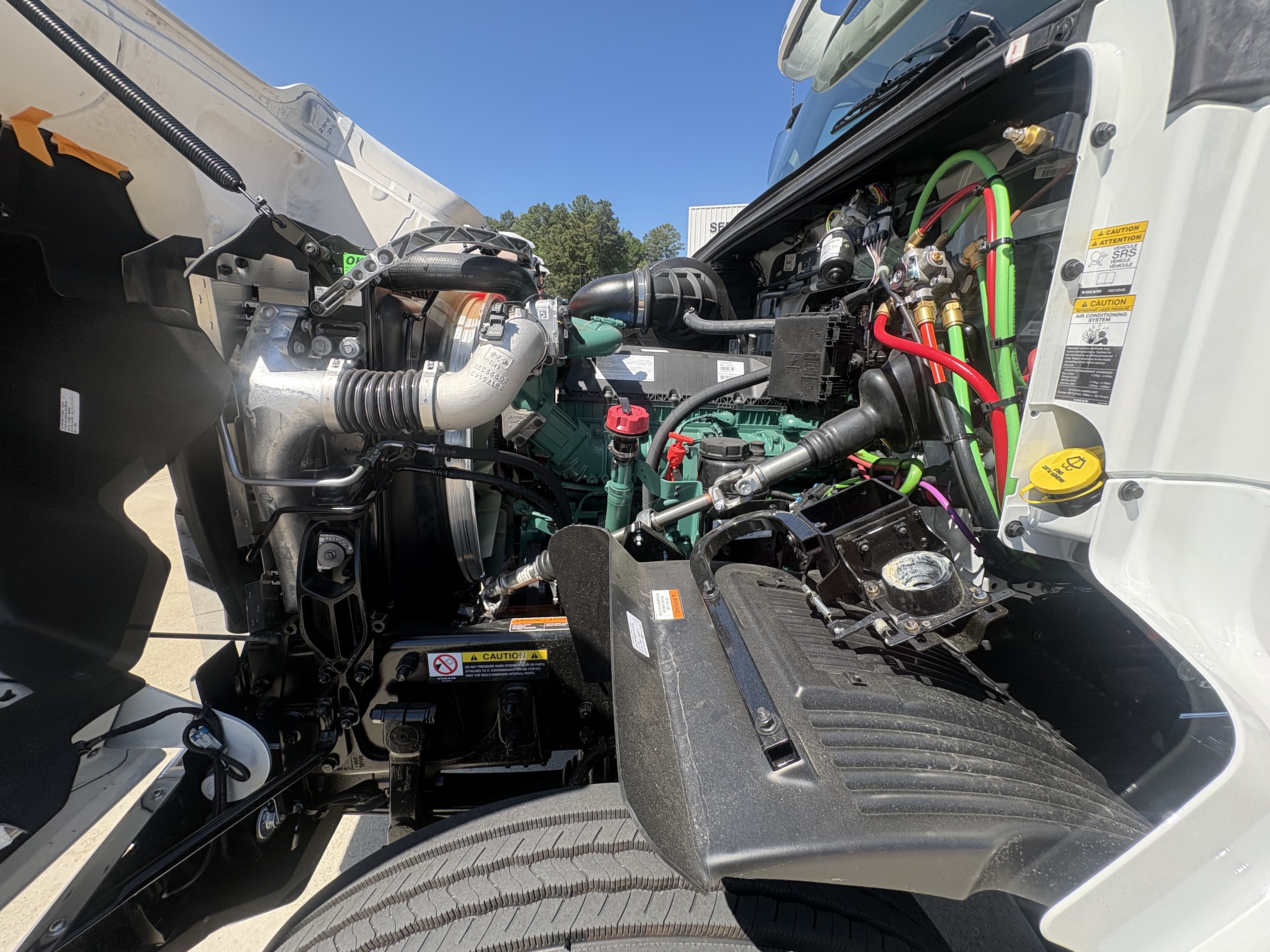 2027 Volvo - image 13