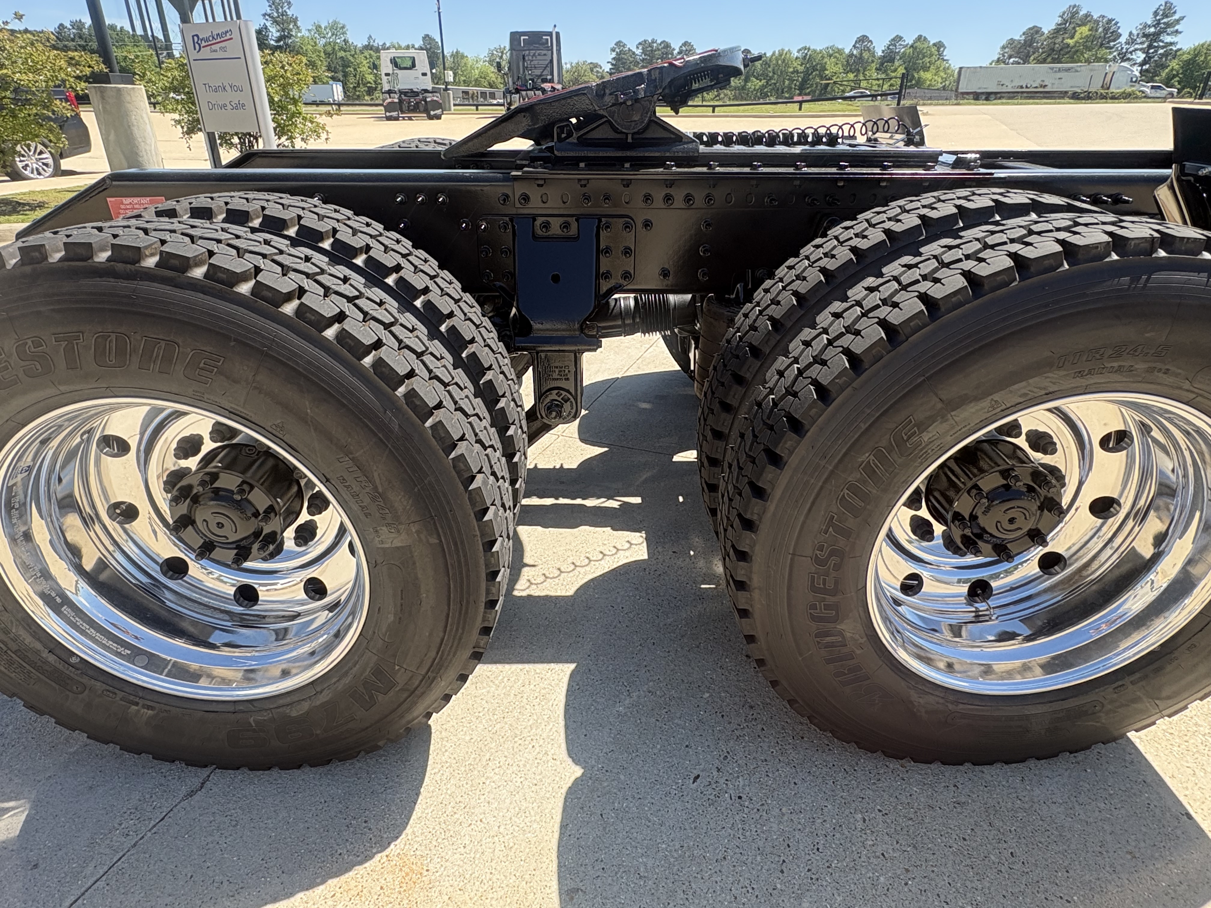 2027 Volvo - image 8