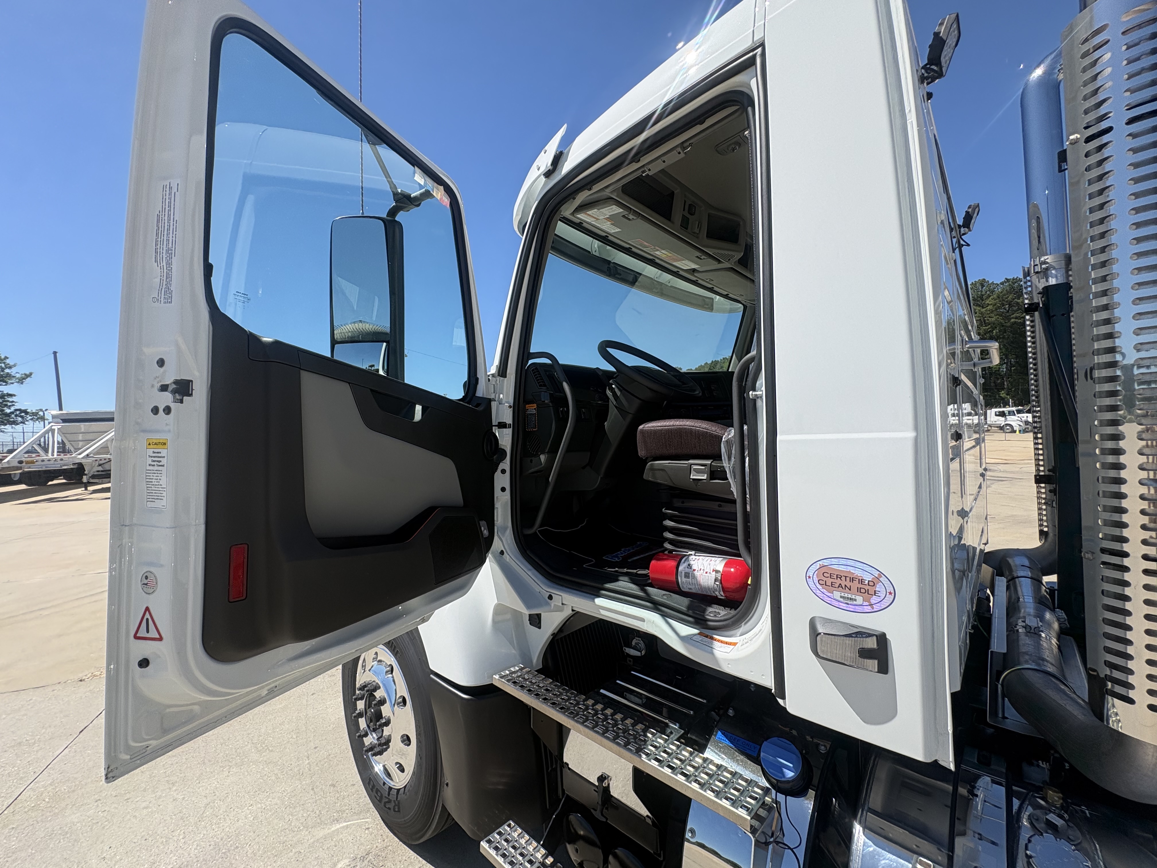 2027 Volvo - image 9