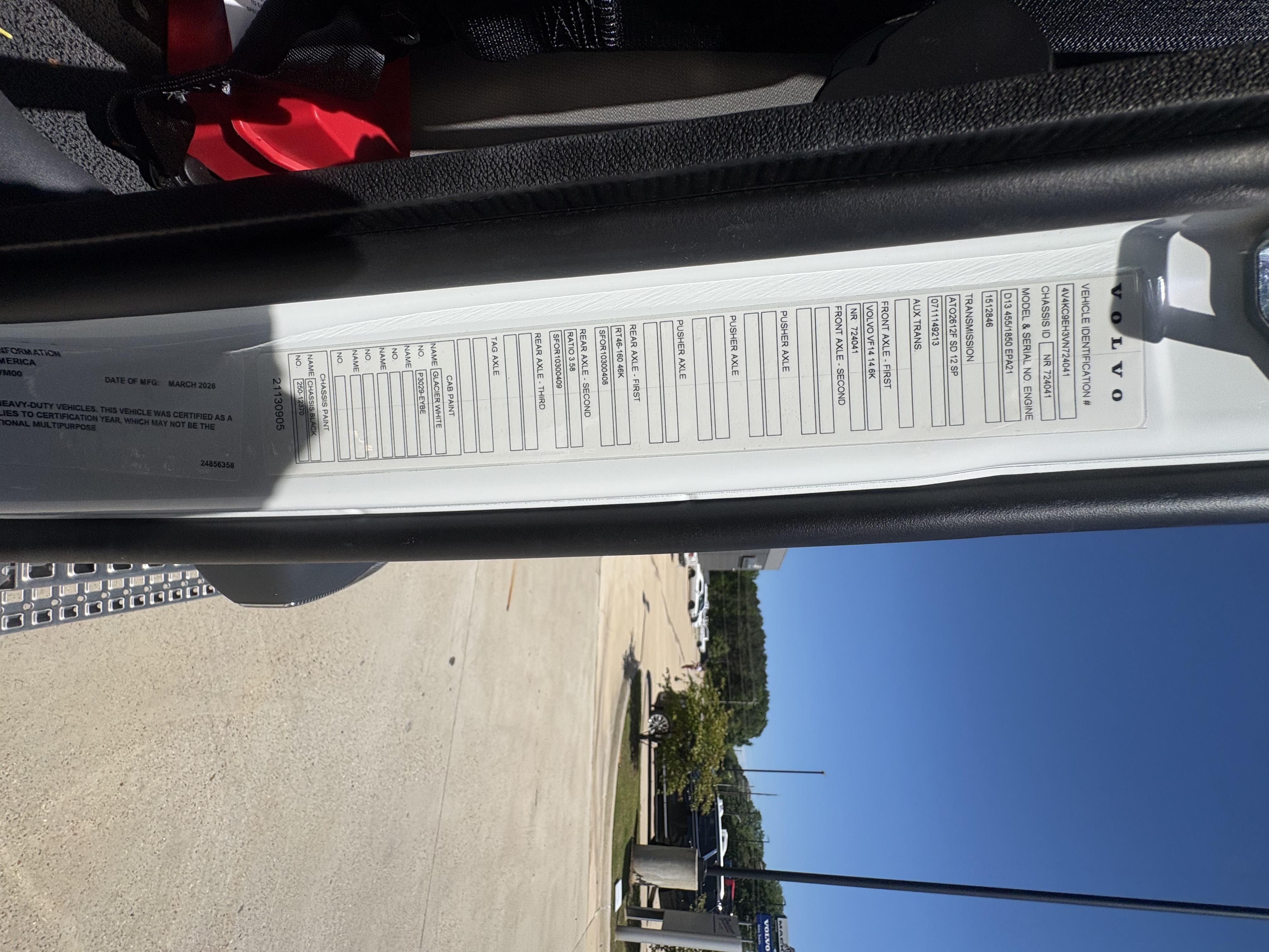 2027 Volvo - image 16