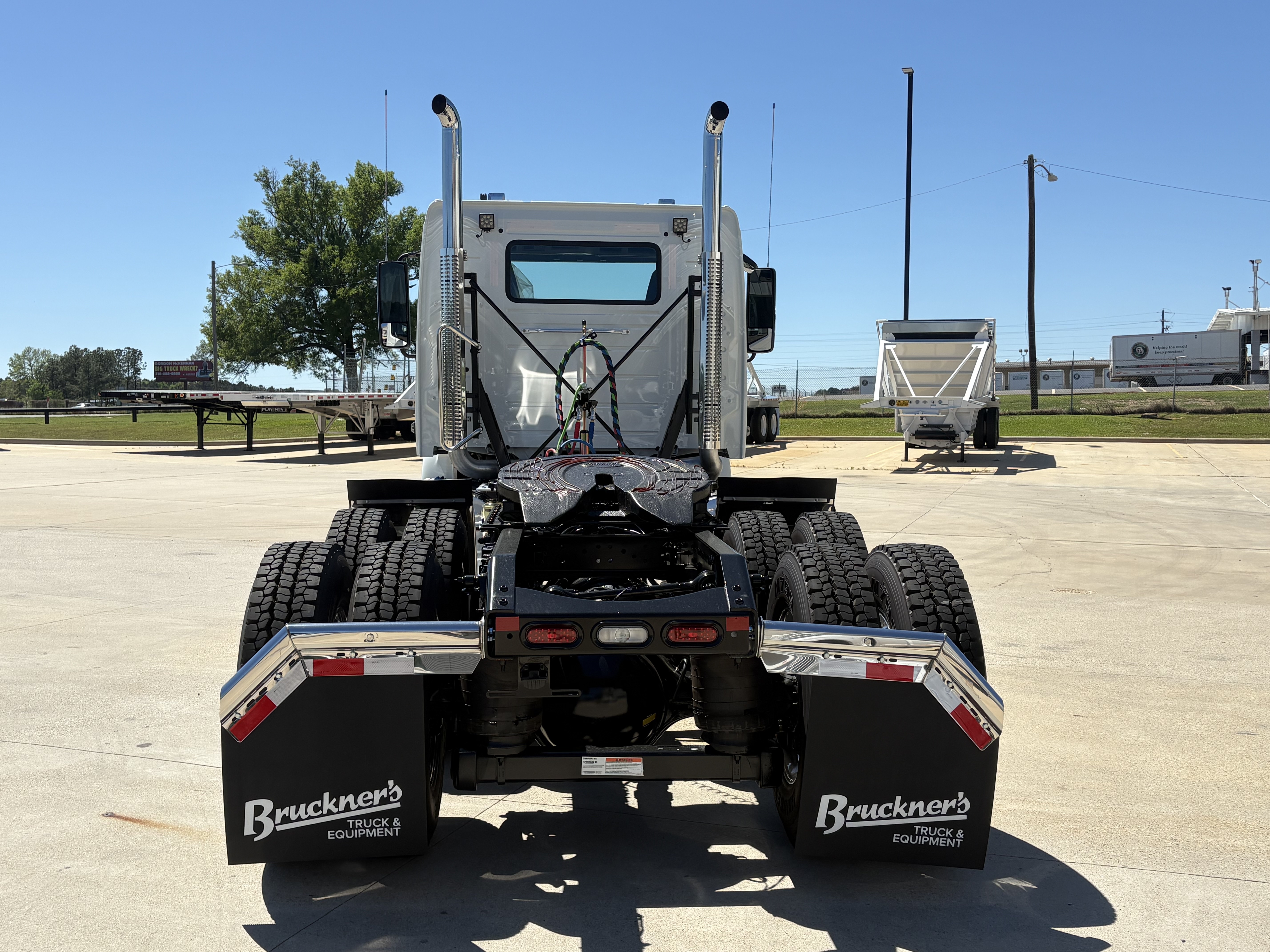 2027 Volvo - image 5