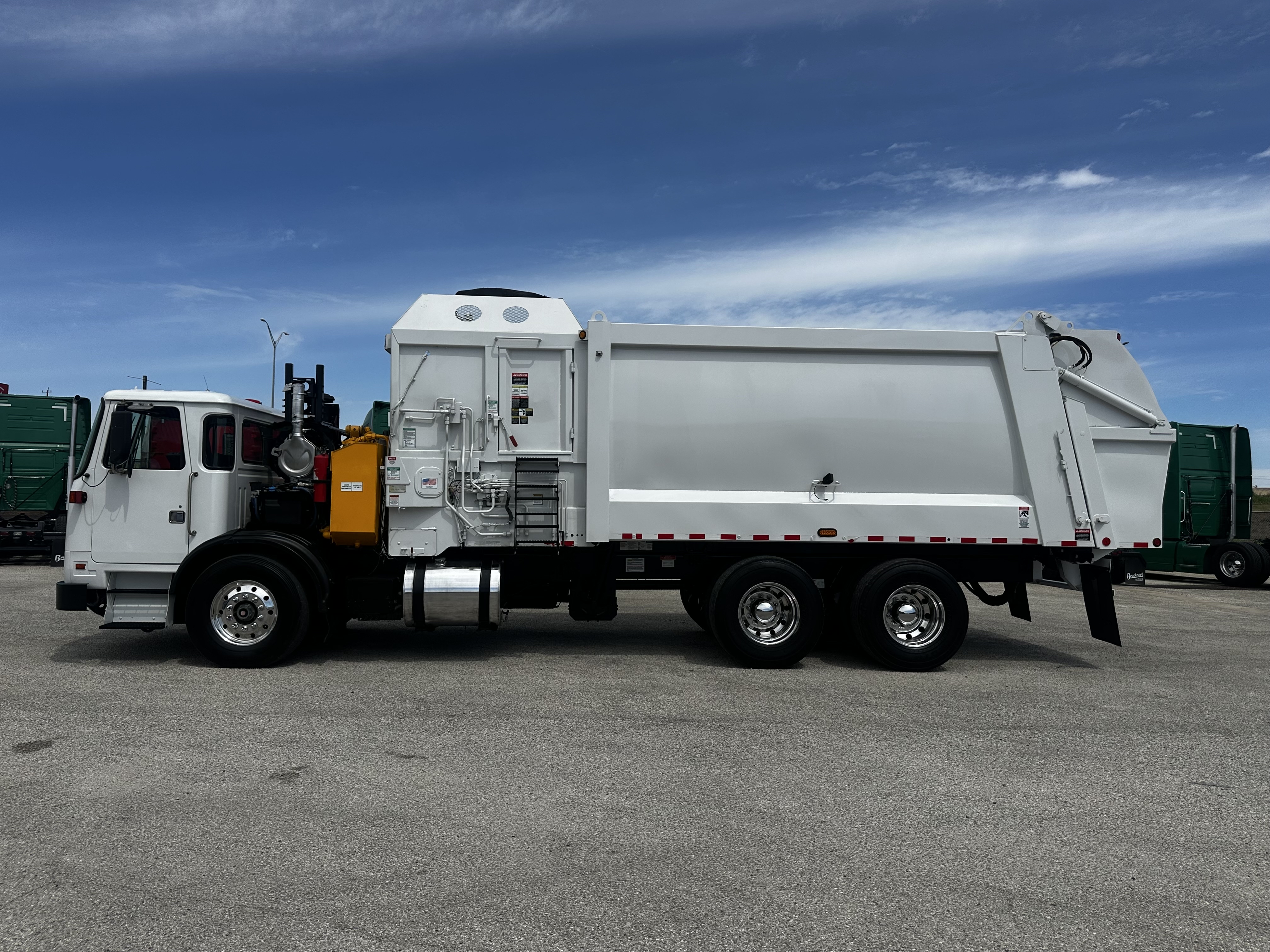 2019 Autocar - image 5