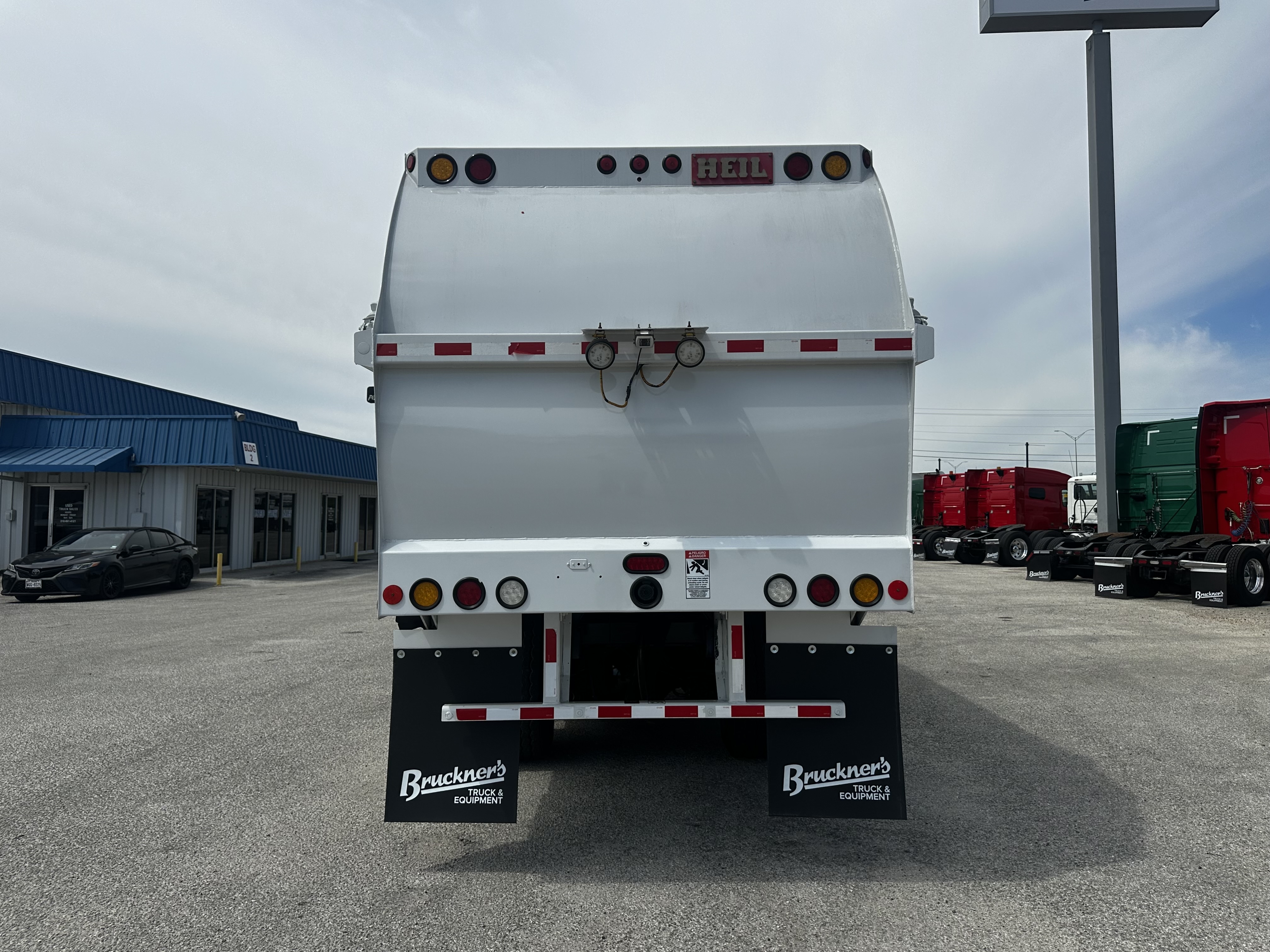 2019 Autocar - image 4