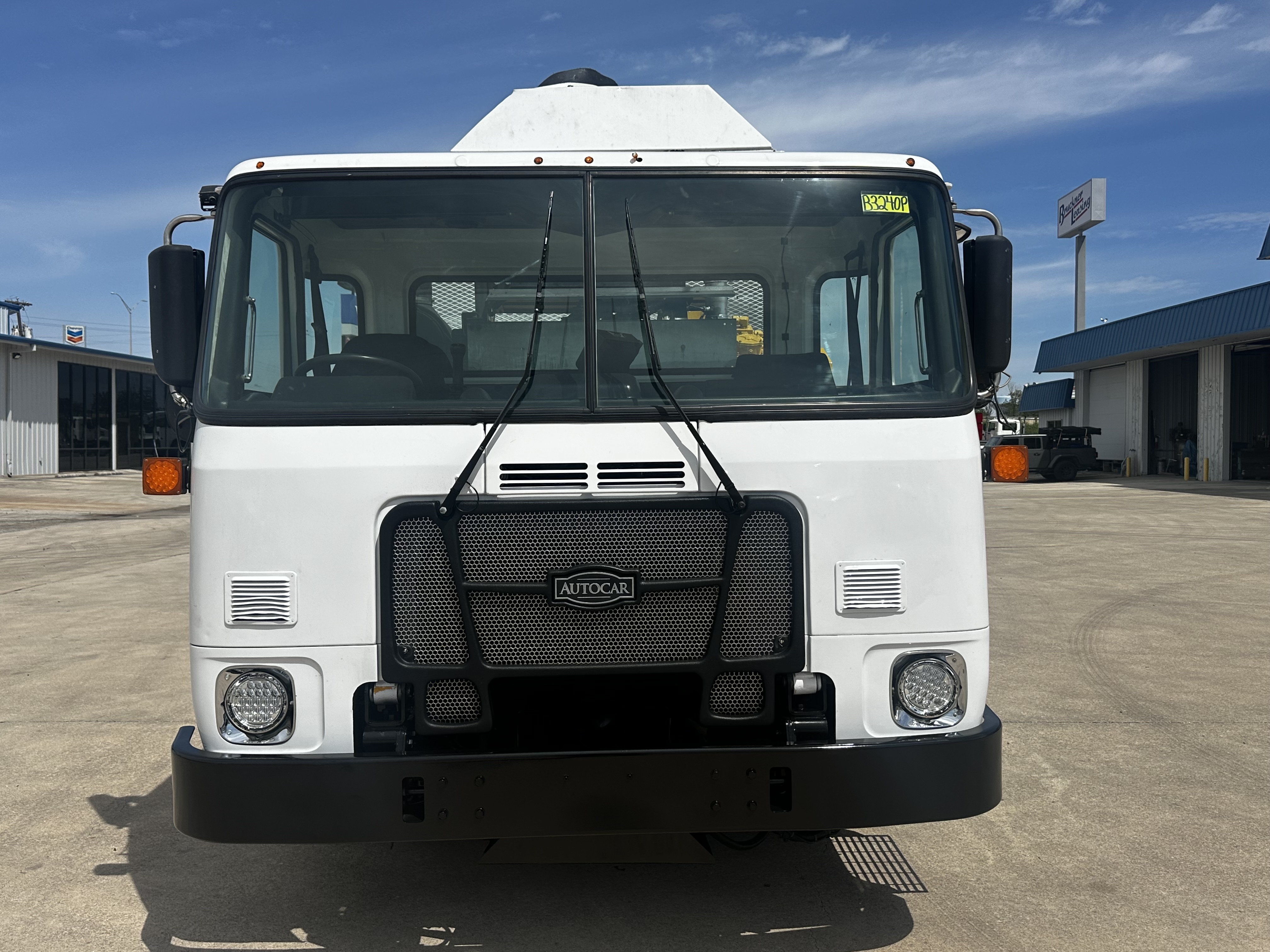 2019 Autocar - image 3