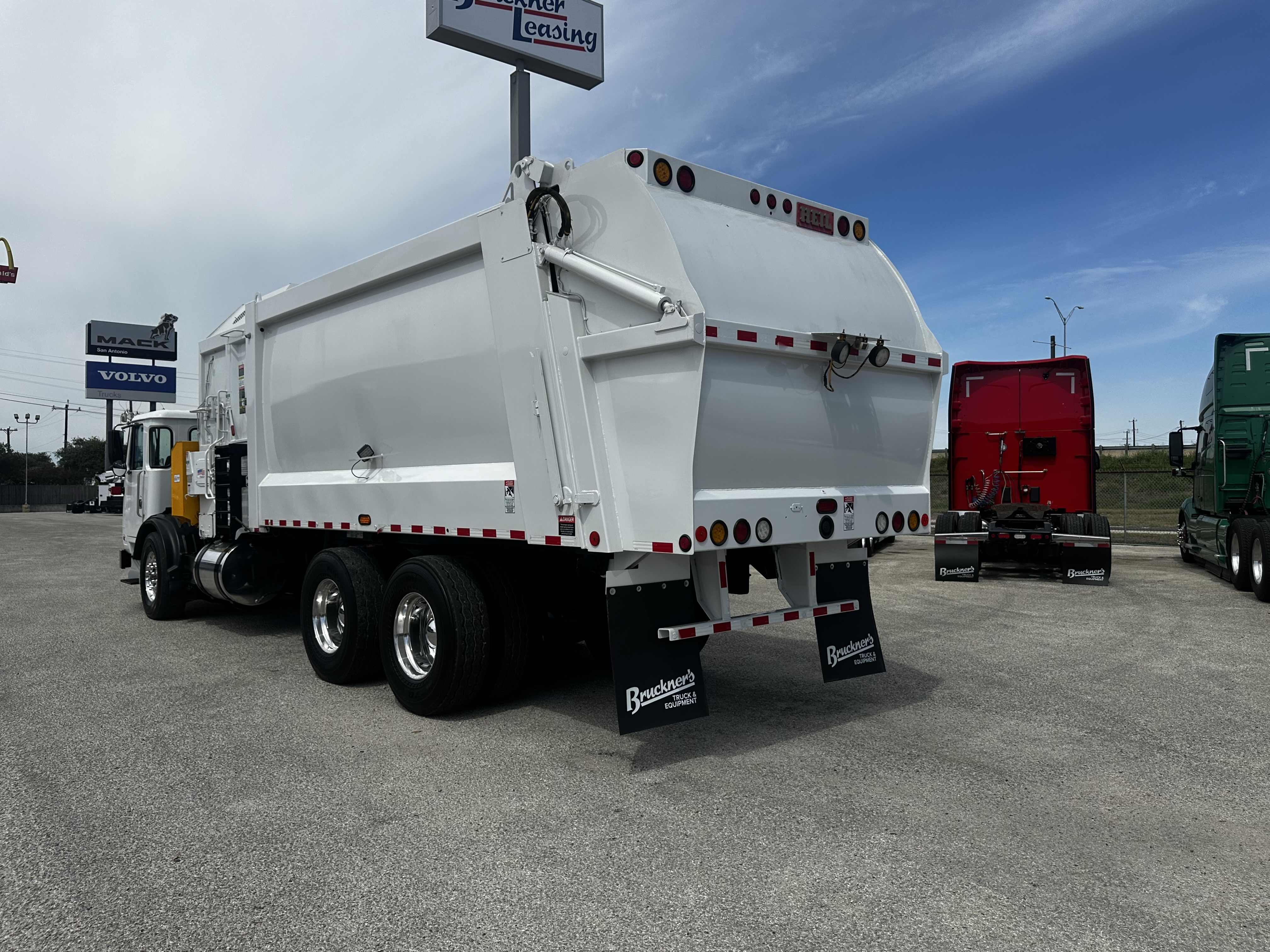 2019 Autocar - image 8