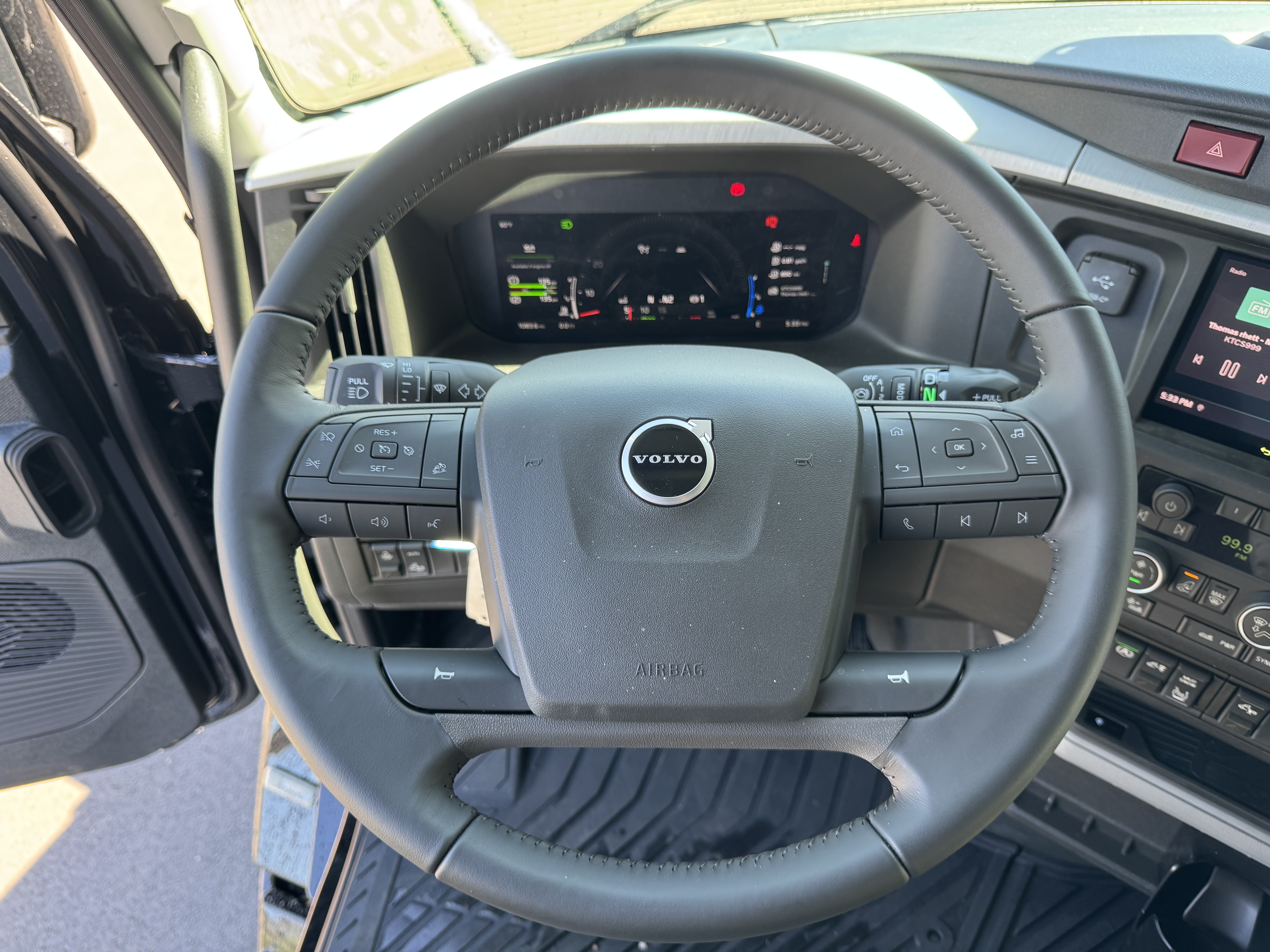 2026 Volvo - image 12