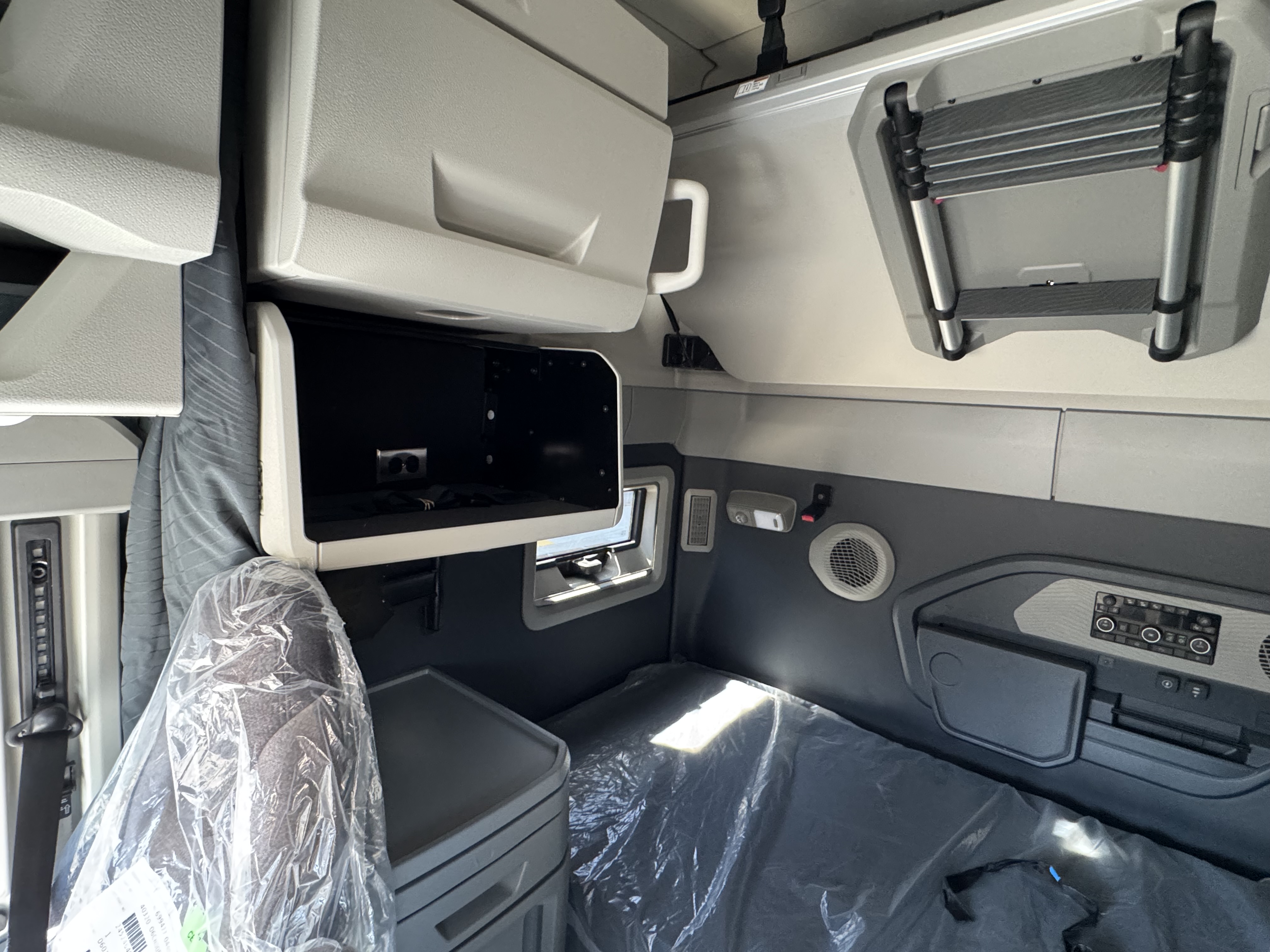 2026 Volvo - image 15