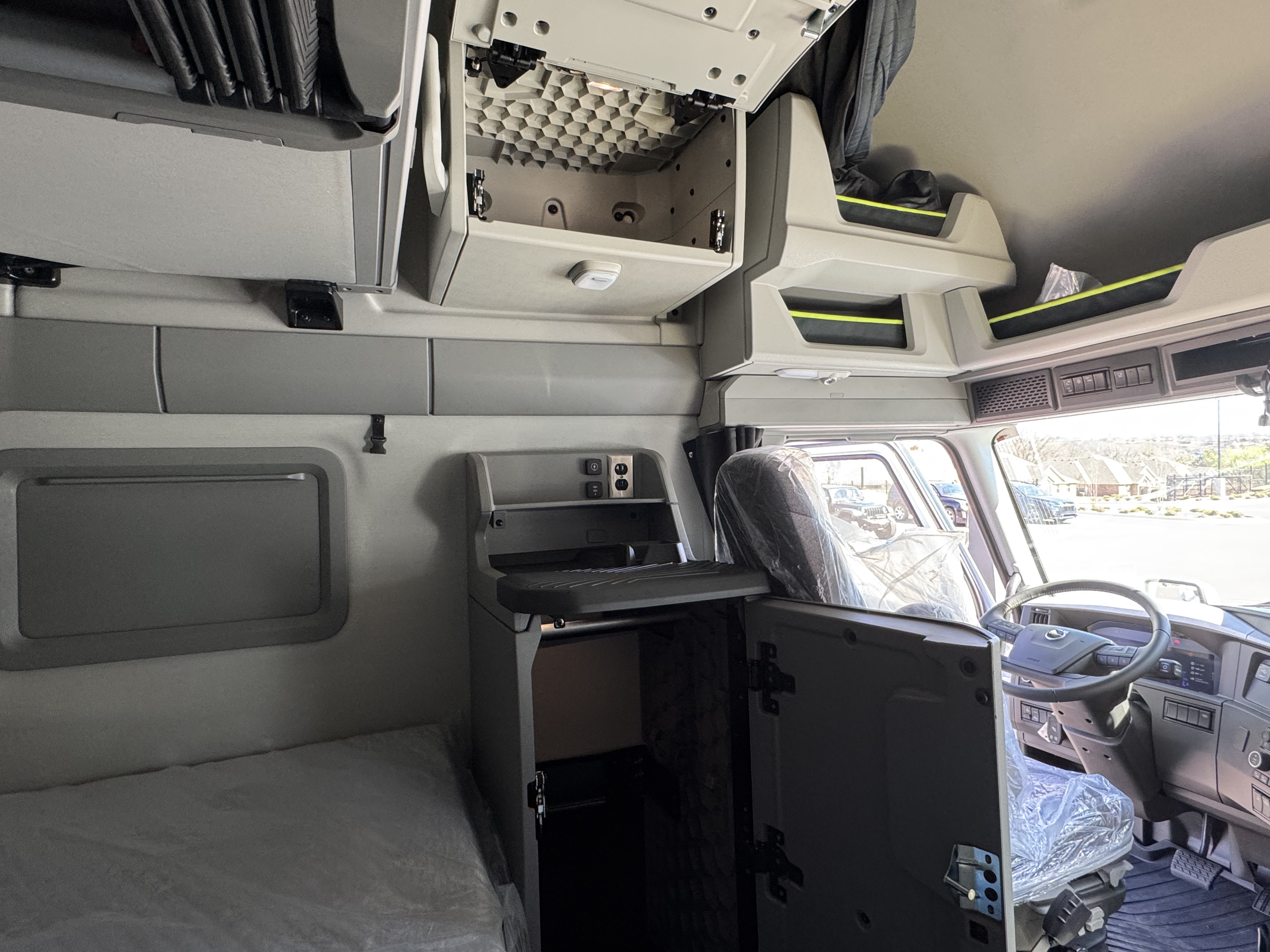 2026 Volvo - image 17