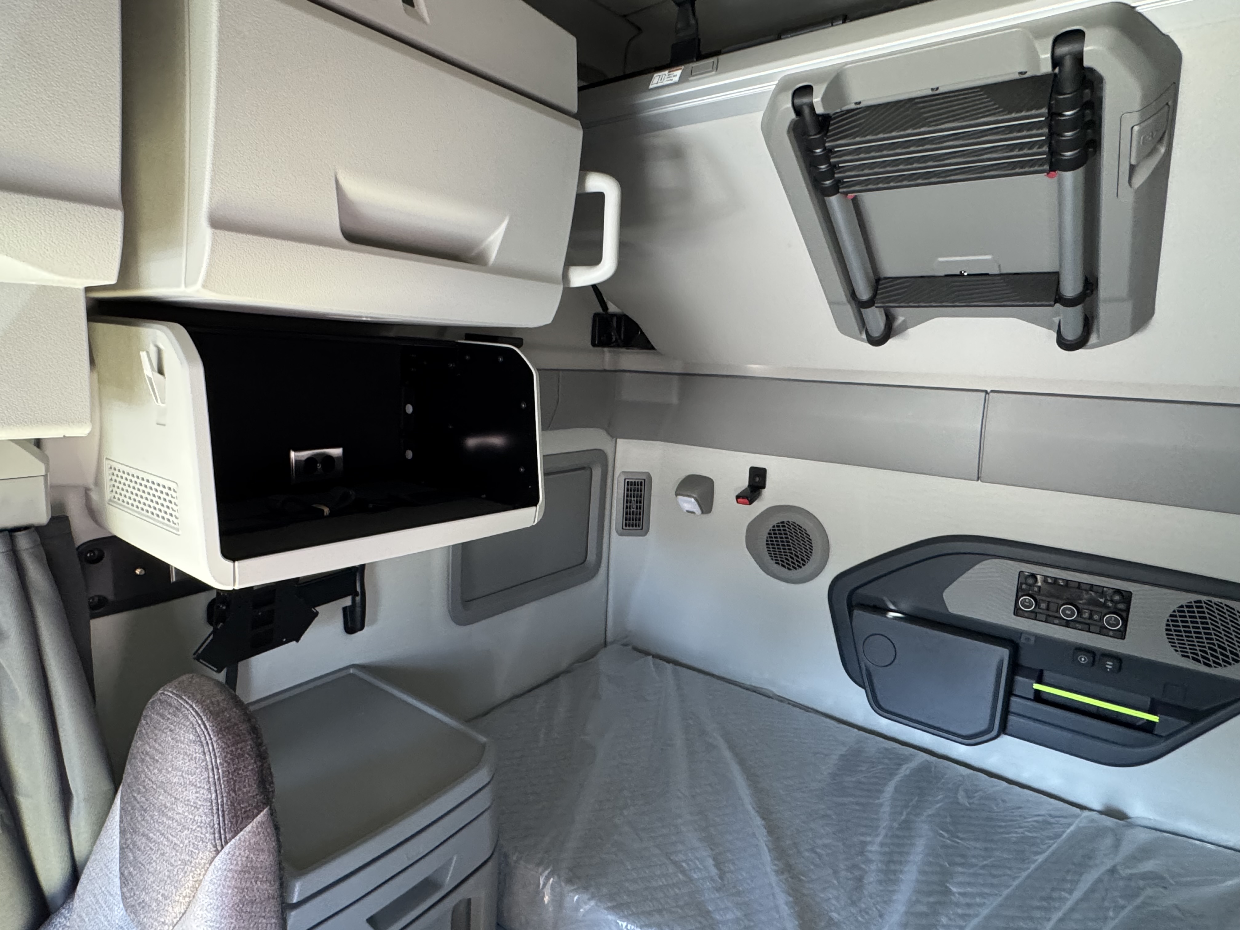 2026 Volvo - image 14