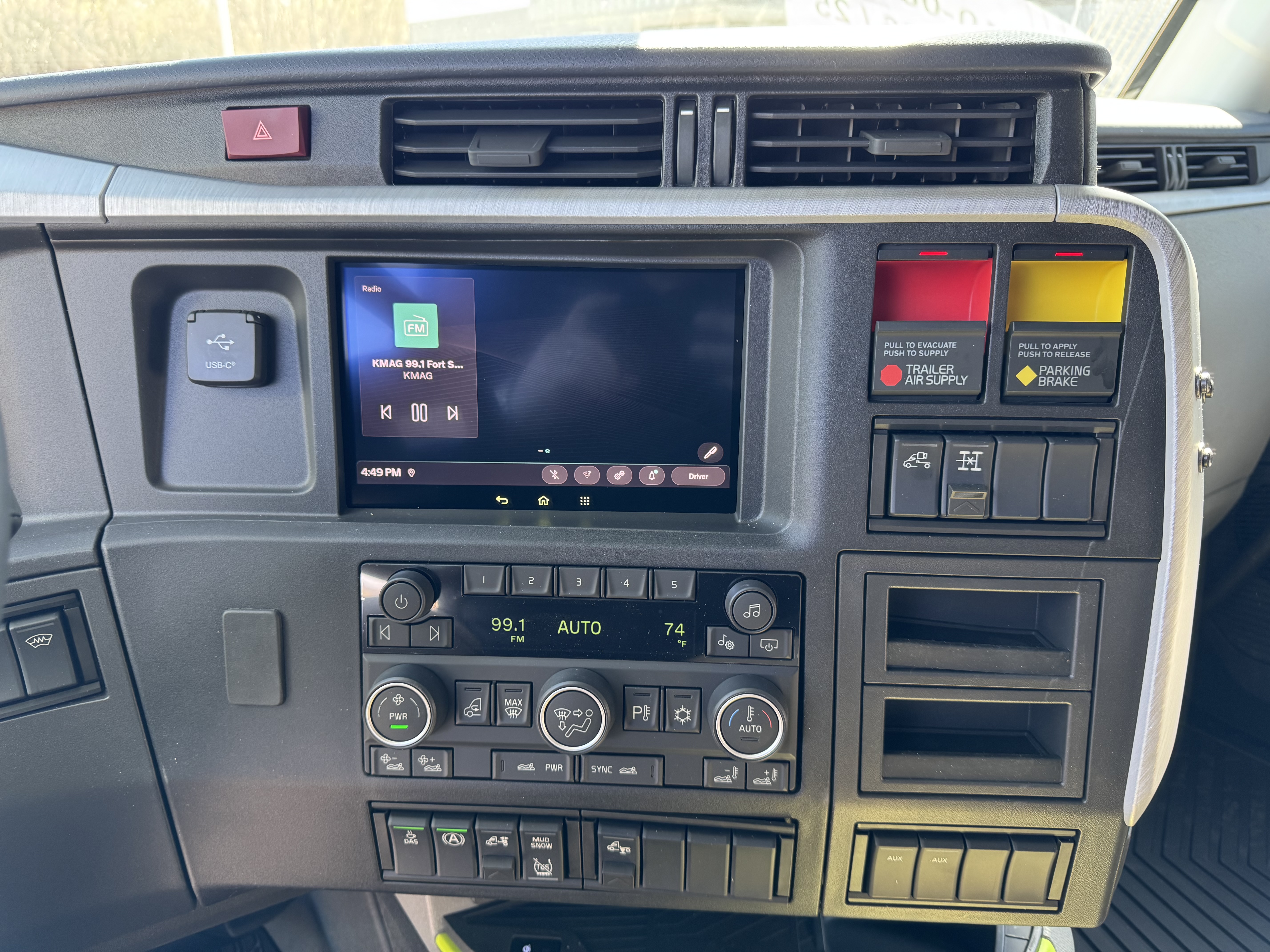 2026 Volvo - image 13