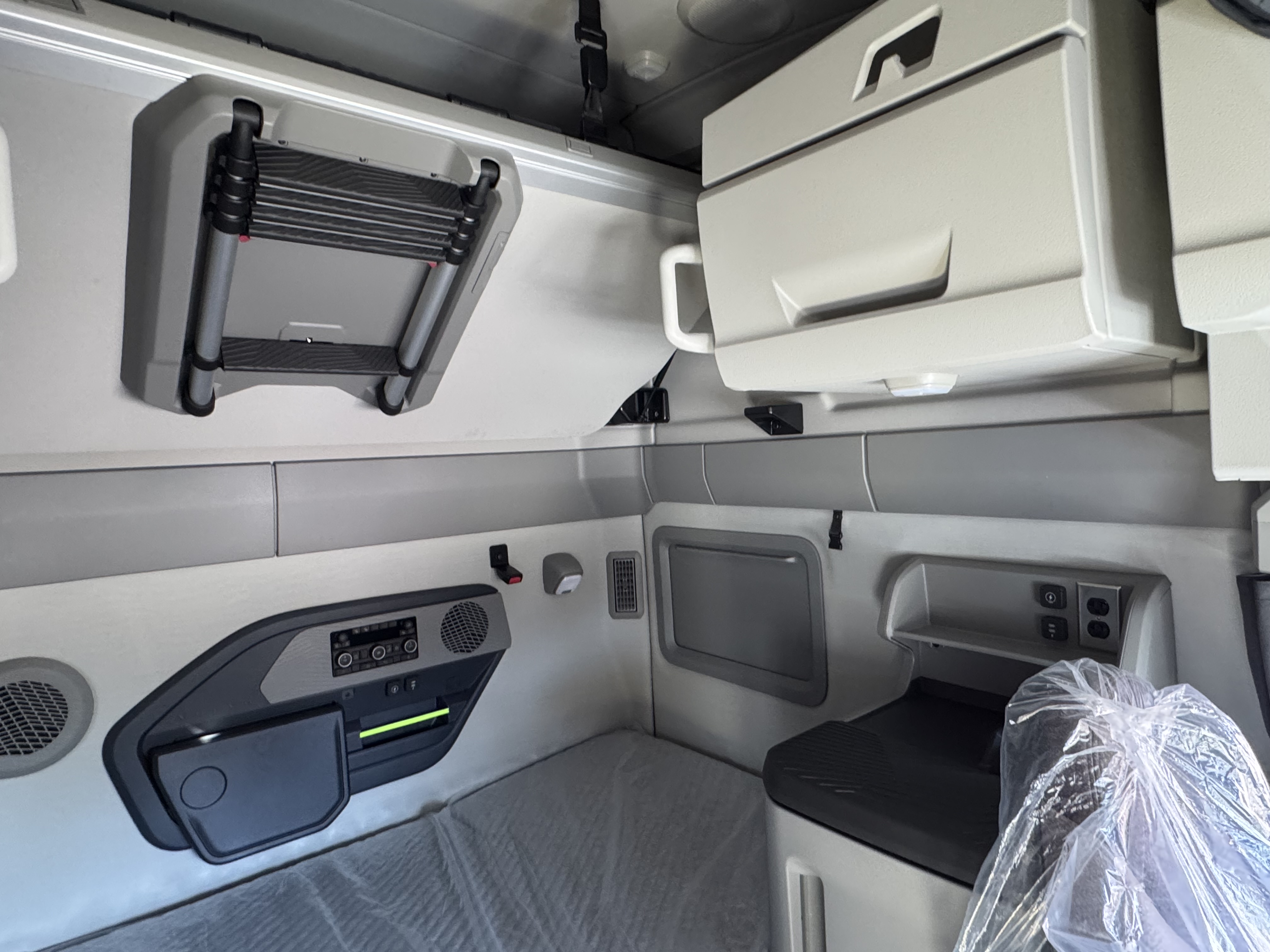 2026 Volvo - image 15