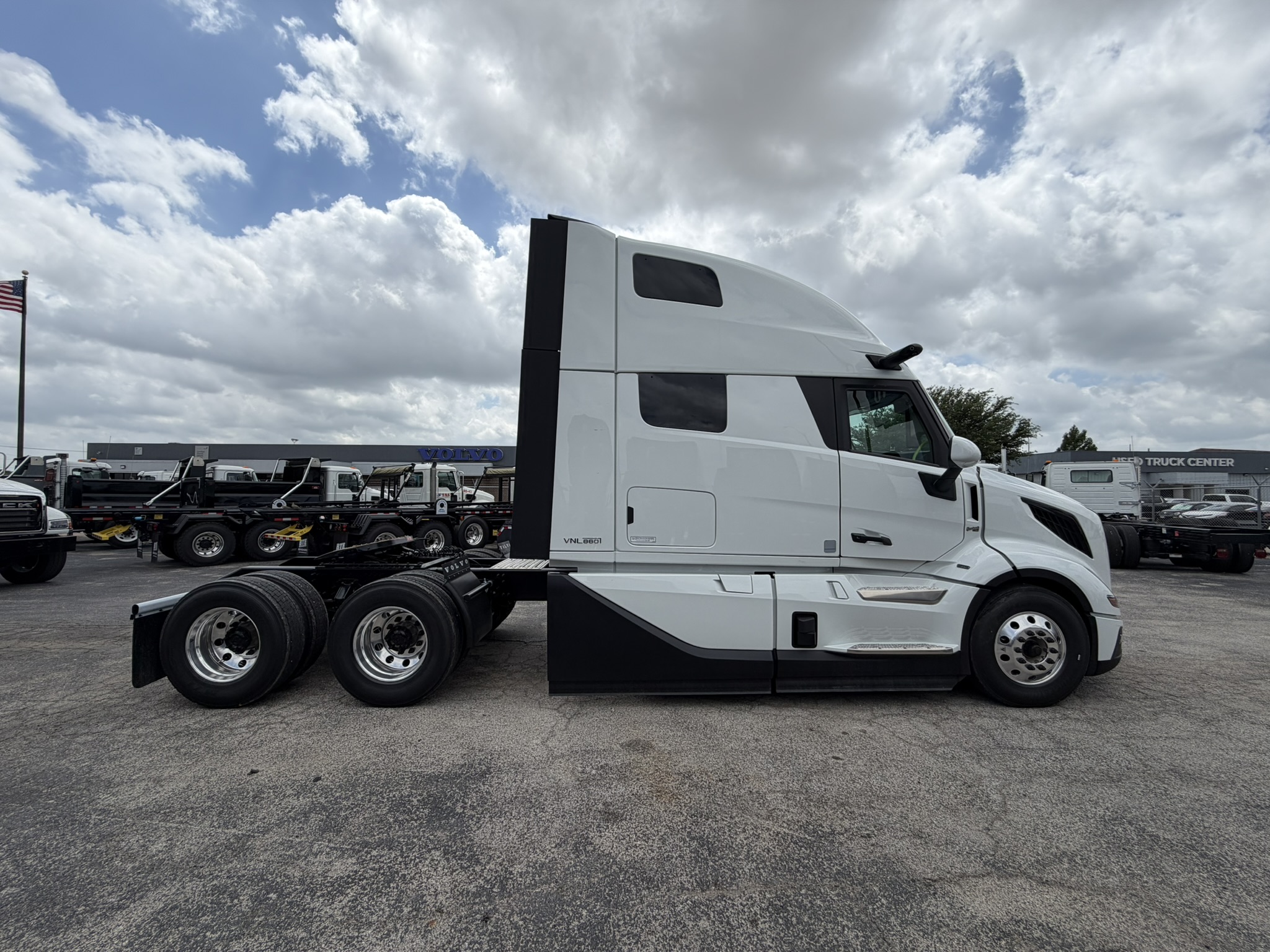 2027 Volvo VNL 860 in Fort Worth, TX — photo 4