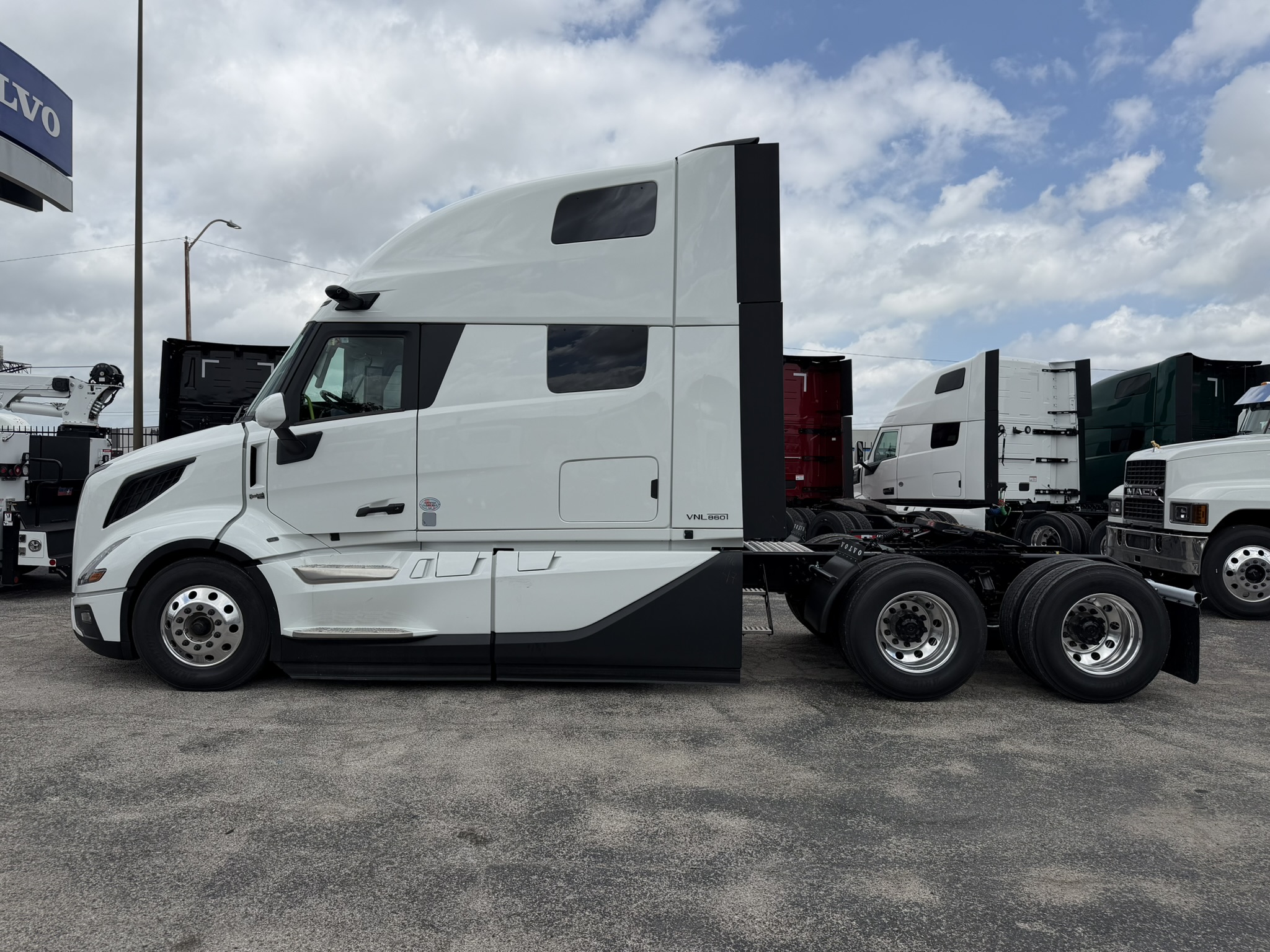 2027 Volvo VNL 860 in Fort Worth, TX — photo 6