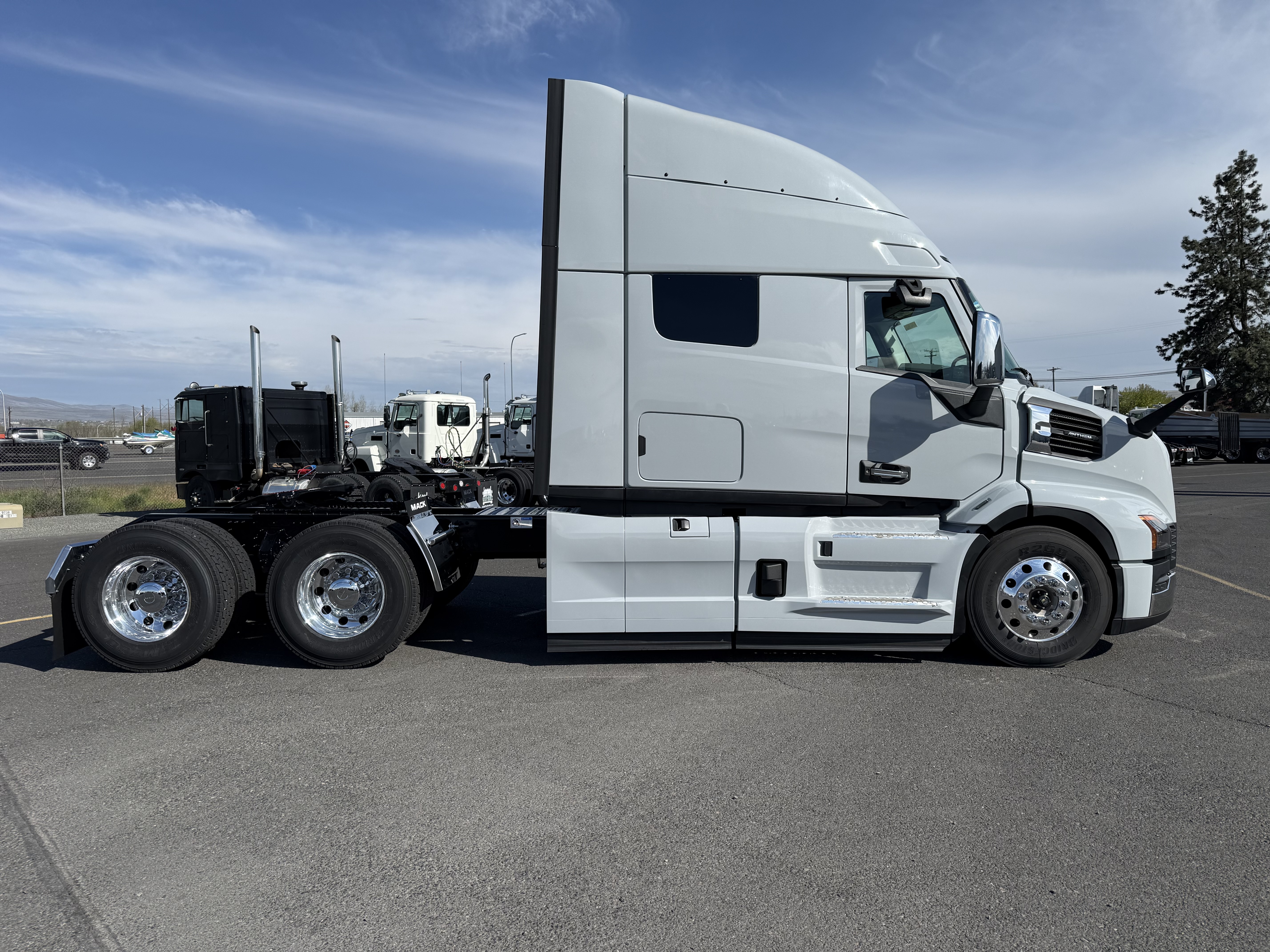 2027 Mack Anthem in Yakima, WA — photo 4