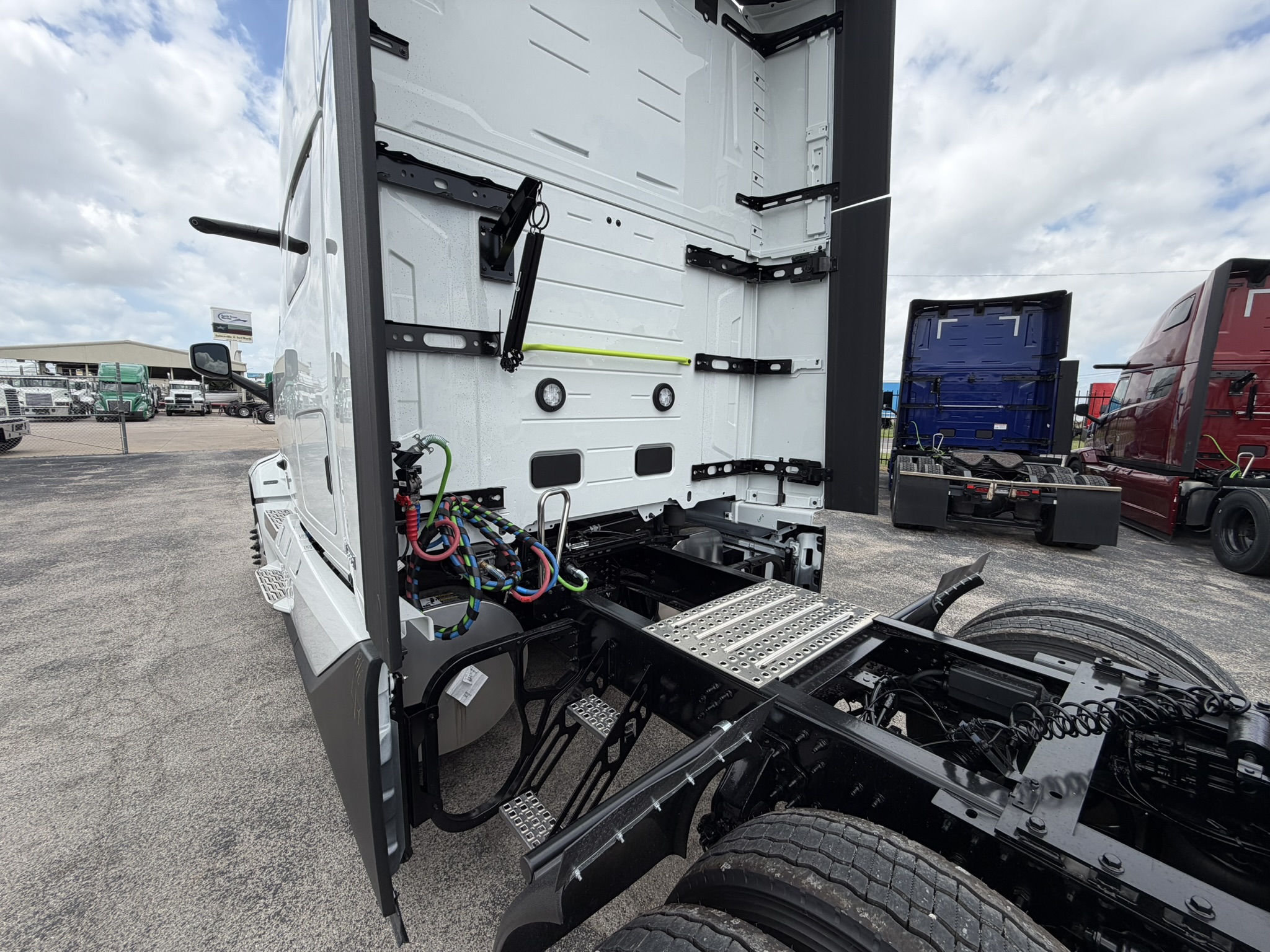 2027 Volvo VNL 860 in Fort Worth, TX — photo 8